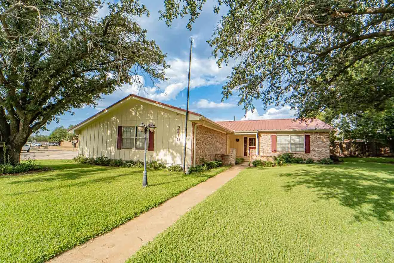 Single Family Residence For Sale in Stephens County , 2410 Sha Lane, Breckenridge, Texas 76424, 3 Bedroom, 2 Bathroom, 2 Garage spaces, 2,161 Sqft, built in 1975, mls#21173802, Real Estate Agent in Breckenridge, Homes For Sale in Stephens county, Homes For Sale in Breckenridge, Realtor in Breckenridge Texas, Real Estate Brokerage Independent Realty Texas, Luminita Cordes Realtor