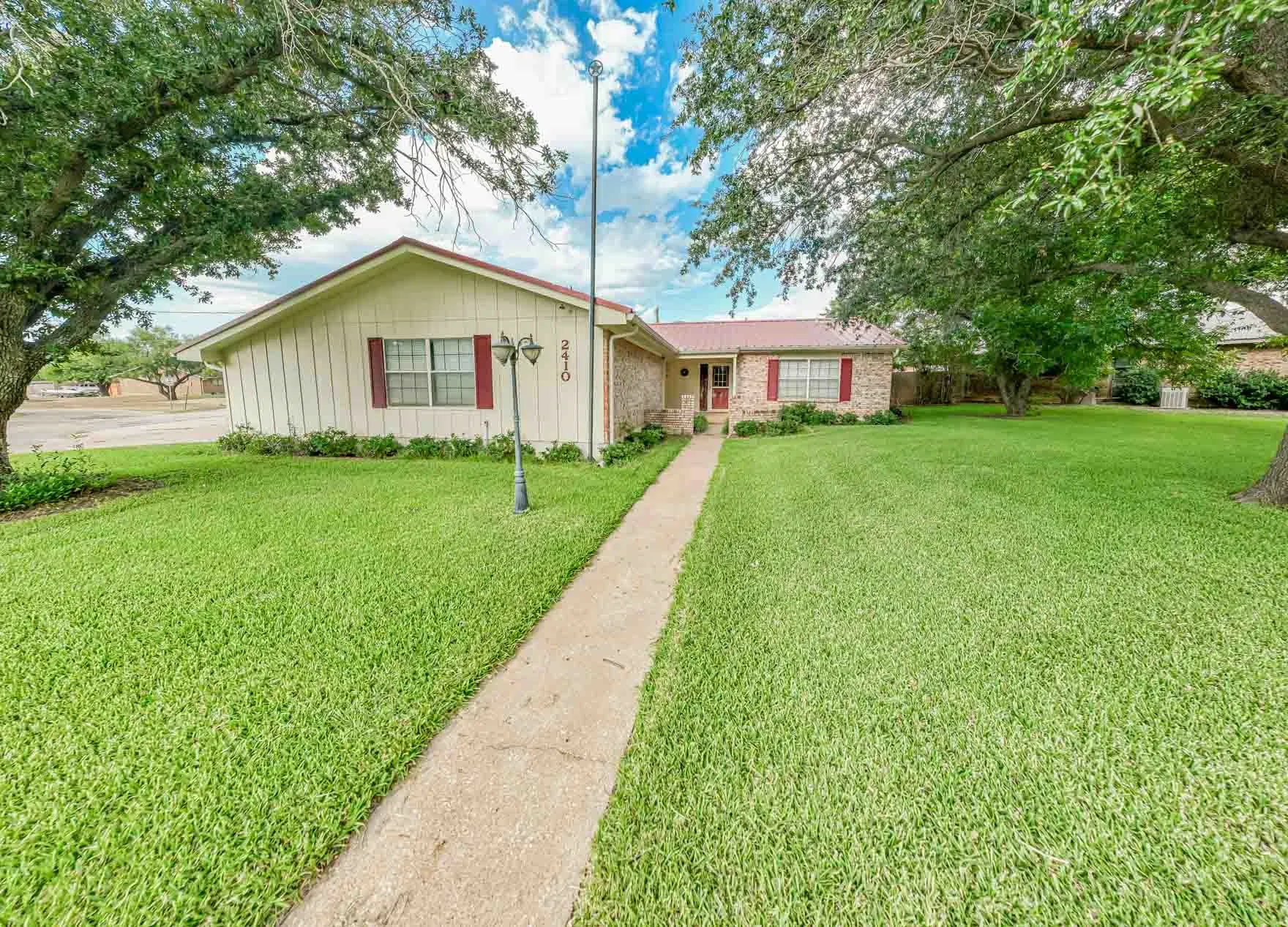Single Family Residence For Sale in Stephens County , 2410 Sha Lane, Breckenridge, Texas 76424, 3 Bedroom, 2 Bathroom, 2 Garage spaces, 2,161 Sqft, built in 1975, mls#21173802, Real Estate Agent in Breckenridge, Homes For Sale in Stephens county, Homes For Sale in Breckenridge, Realtor in Breckenridge Texas, Real Estate Brokerage Independent Realty Texas, Luminita Cordes Realtor