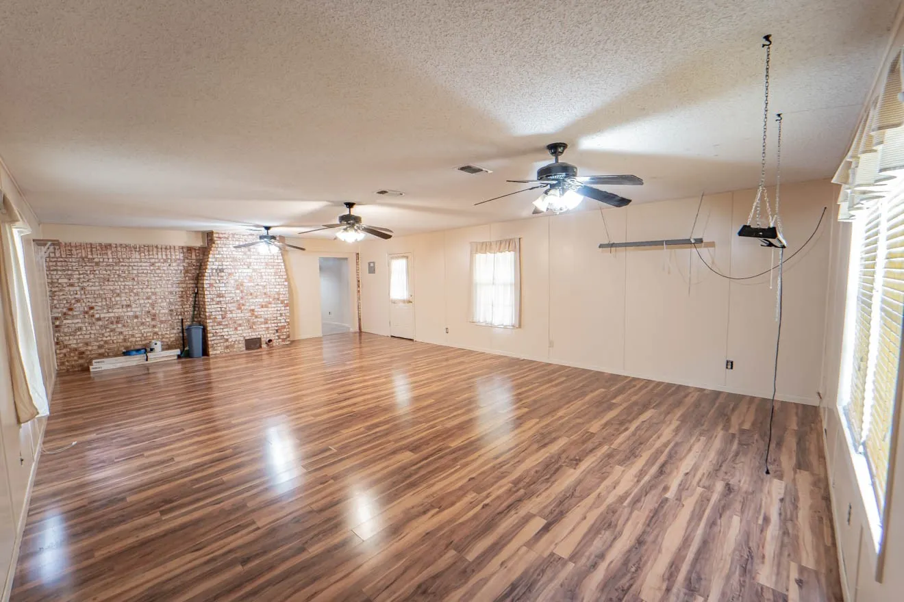 Single Family Residence For Sale in Stephens County , 2410 Sha Lane, Breckenridge, Texas 76424, 3 Bedroom, 2 Bathroom, 2 Garage spaces, 2,161 Sqft, built in 1975, mls#21173802, Real Estate Agent in Breckenridge, Homes For Sale in Stephens county, Homes For Sale in Breckenridge, Realtor in Breckenridge Texas, Real Estate Brokerage Independent Realty Texas, Luminita Cordes Realtor
