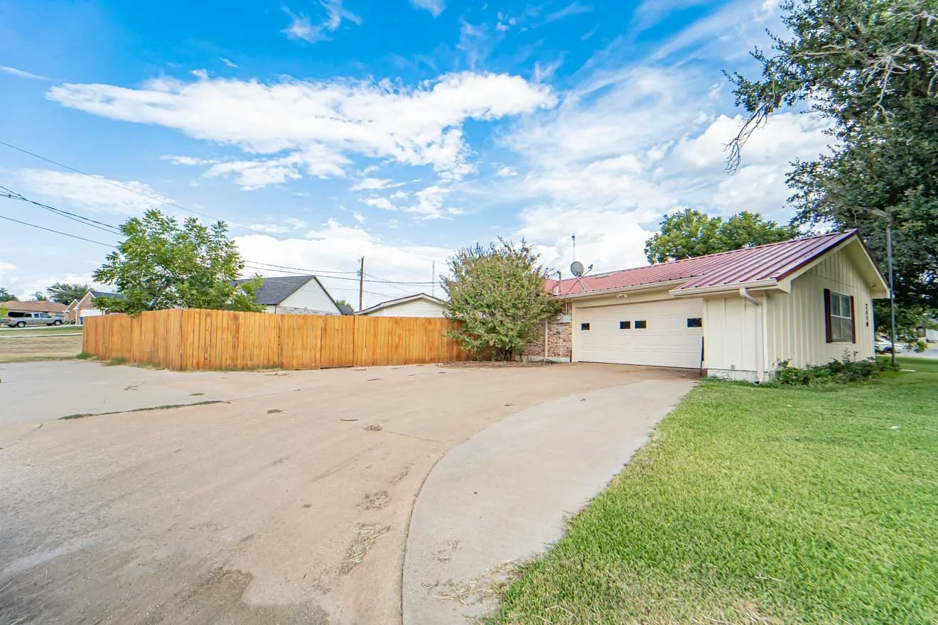 Single Family Residence For Sale in Stephens County , 2410 Sha Lane, Breckenridge, Texas 76424, 3 Bedroom, 2 Bathroom, 2 Garage spaces, 2,161 Sqft, built in 1975, mls#21173802, Real Estate Agent in Breckenridge, Homes For Sale in Stephens county, Homes For Sale in Breckenridge, Realtor in Breckenridge Texas, Real Estate Brokerage Independent Realty Texas, Luminita Cordes Realtor