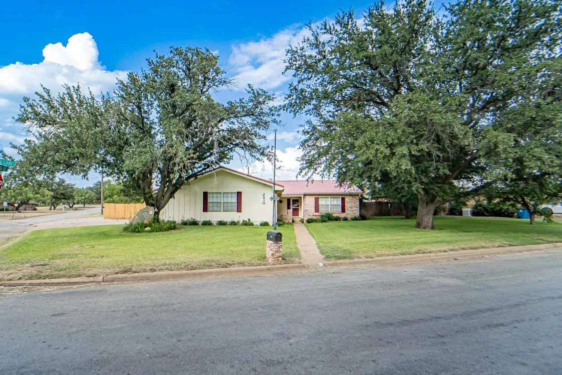Single Family Residence For Sale in Stephens County , 2410 Sha Lane, Breckenridge, Texas 76424, 3 Bedroom, 2 Bathroom, 2 Garage spaces, 2,161 Sqft, built in 1975, mls#21173802, Real Estate Agent in Breckenridge, Homes For Sale in Stephens county, Homes For Sale in Breckenridge, Realtor in Breckenridge Texas, Real Estate Brokerage Independent Realty Texas, Luminita Cordes Realtor
