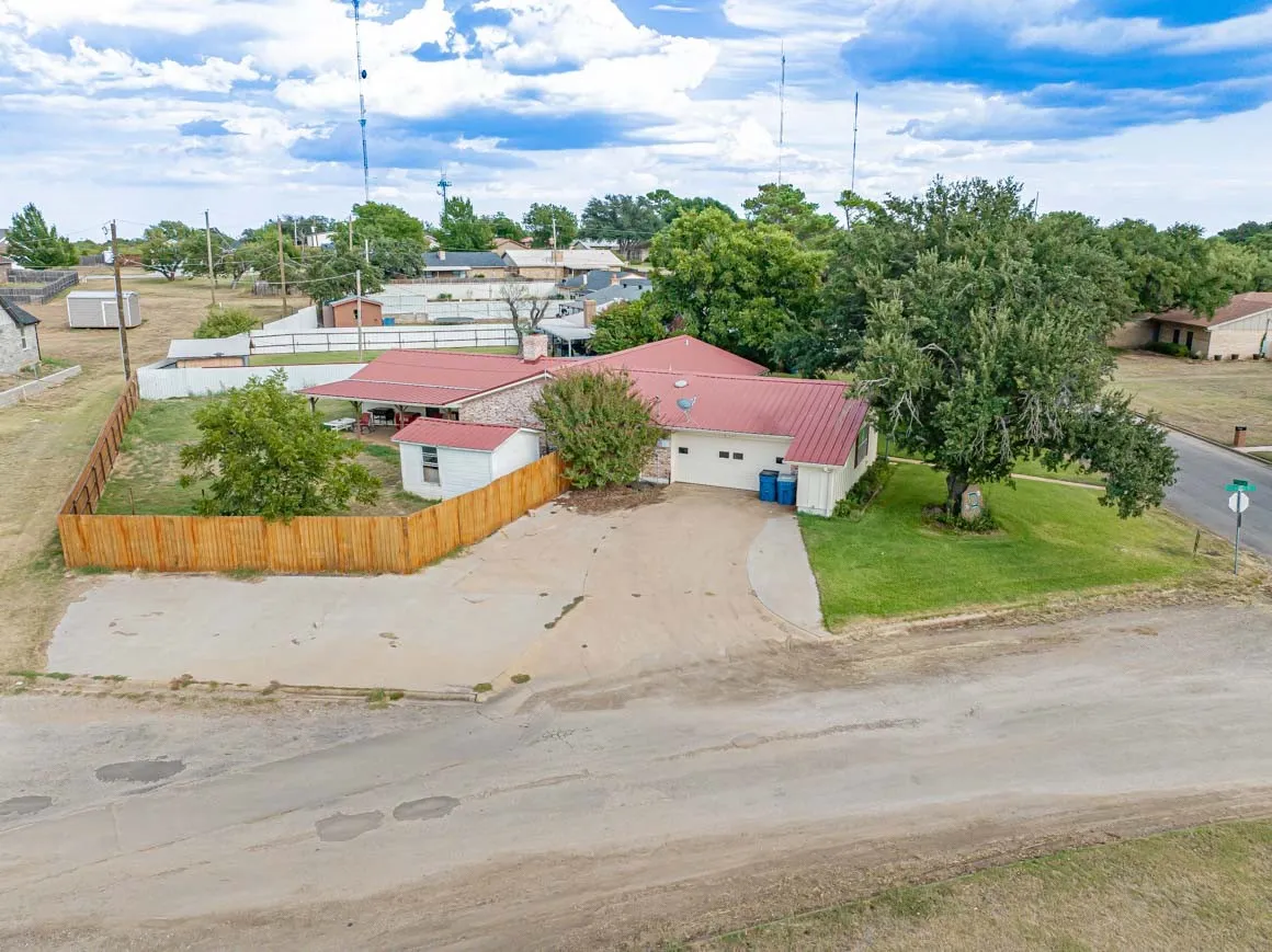 Single Family Residence For Sale in Stephens County , 2410 Sha Lane, Breckenridge, Texas 76424, 3 Bedroom, 2 Bathroom, 2 Garage spaces, 2,161 Sqft, built in 1975, mls#21173802, Real Estate Agent in Breckenridge, Homes For Sale in Stephens county, Homes For Sale in Breckenridge, Realtor in Breckenridge Texas, Real Estate Brokerage Independent Realty Texas, Luminita Cordes Realtor
