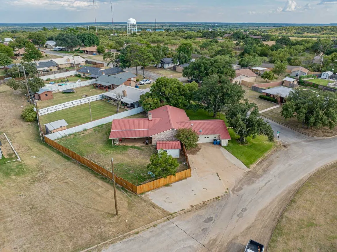 Single Family Residence For Sale in Stephens County , 2410 Sha Lane, Breckenridge, Texas 76424, 3 Bedroom, 2 Bathroom, 2 Garage spaces, 2,161 Sqft, built in 1975, mls#21173802, Real Estate Agent in Breckenridge, Homes For Sale in Stephens county, Homes For Sale in Breckenridge, Realtor in Breckenridge Texas, Real Estate Brokerage Independent Realty Texas, Luminita Cordes Realtor