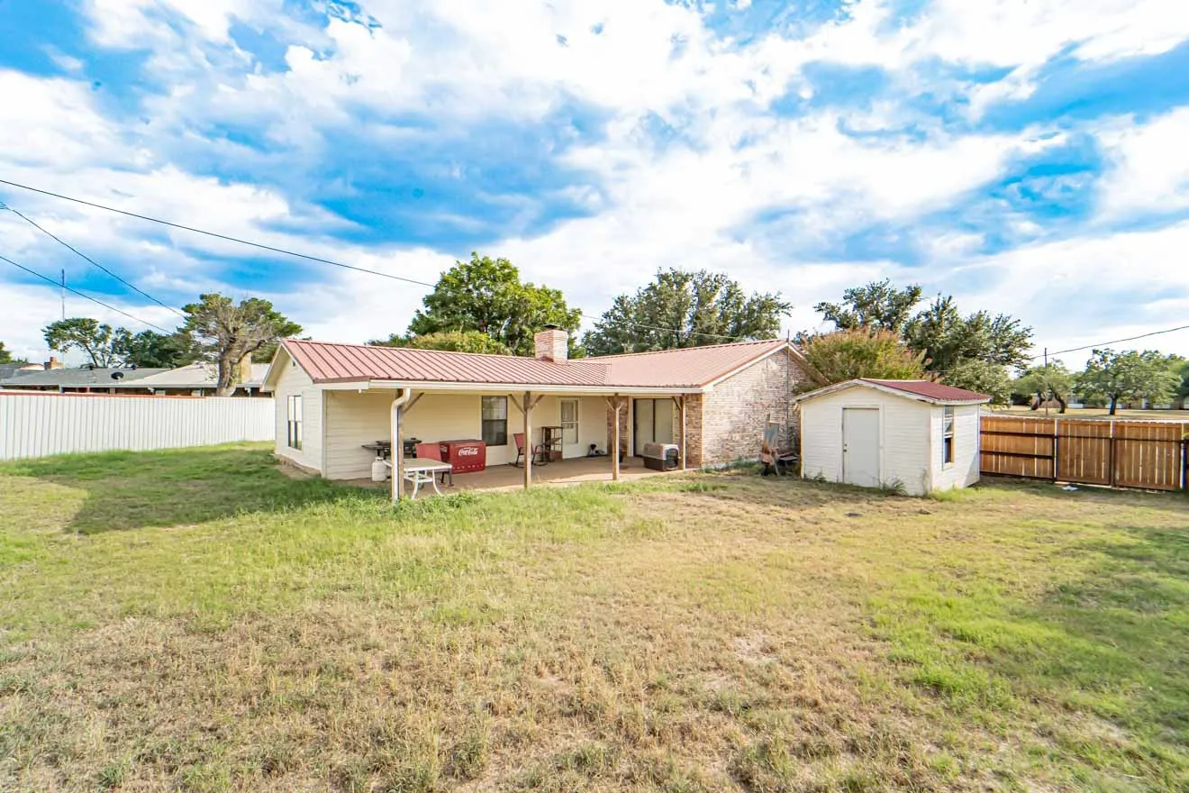 Single Family Residence For Sale in Stephens County , 2410 Sha Lane, Breckenridge, Texas 76424, 3 Bedroom, 2 Bathroom, 2 Garage spaces, 2,161 Sqft, built in 1975, mls#21173802, Real Estate Agent in Breckenridge, Homes For Sale in Stephens county, Homes For Sale in Breckenridge, Realtor in Breckenridge Texas, Real Estate Brokerage Independent Realty Texas, Luminita Cordes Realtor