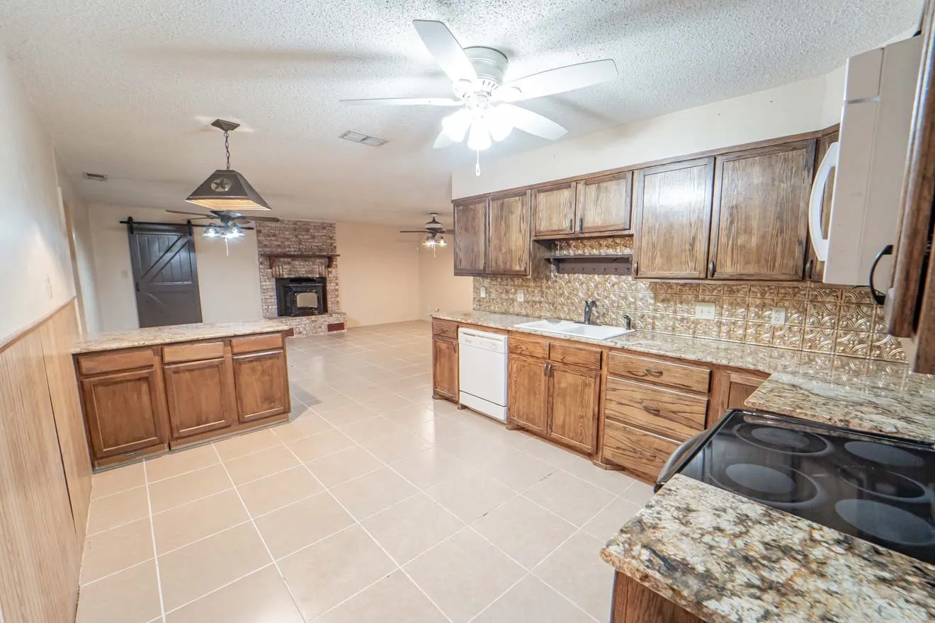 Single Family Residence For Sale in Stephens County , 2410 Sha Lane, Breckenridge, Texas 76424, 3 Bedroom, 2 Bathroom, 2 Garage spaces, 2,161 Sqft, built in 1975, mls#21173802, Real Estate Agent in Breckenridge, Homes For Sale in Stephens county, Homes For Sale in Breckenridge, Realtor in Breckenridge Texas, Real Estate Brokerage Independent Realty Texas, Luminita Cordes Realtor