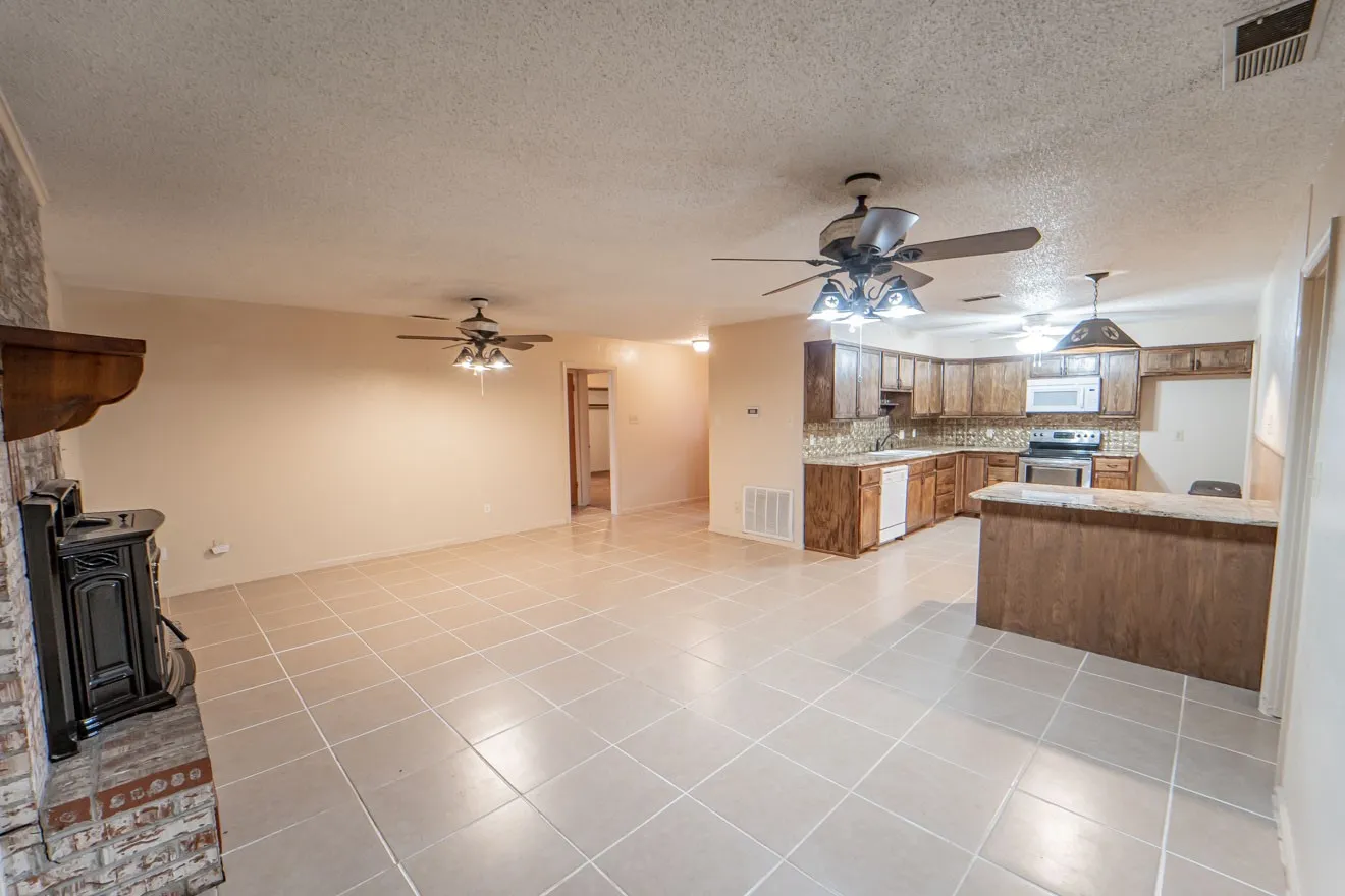 Single Family Residence For Sale in Stephens County , 2410 Sha Lane, Breckenridge, Texas 76424, 3 Bedroom, 2 Bathroom, 2 Garage spaces, 2,161 Sqft, built in 1975, mls#21173802, Real Estate Agent in Breckenridge, Homes For Sale in Stephens county, Homes For Sale in Breckenridge, Realtor in Breckenridge Texas, Real Estate Brokerage Independent Realty Texas, Luminita Cordes Realtor