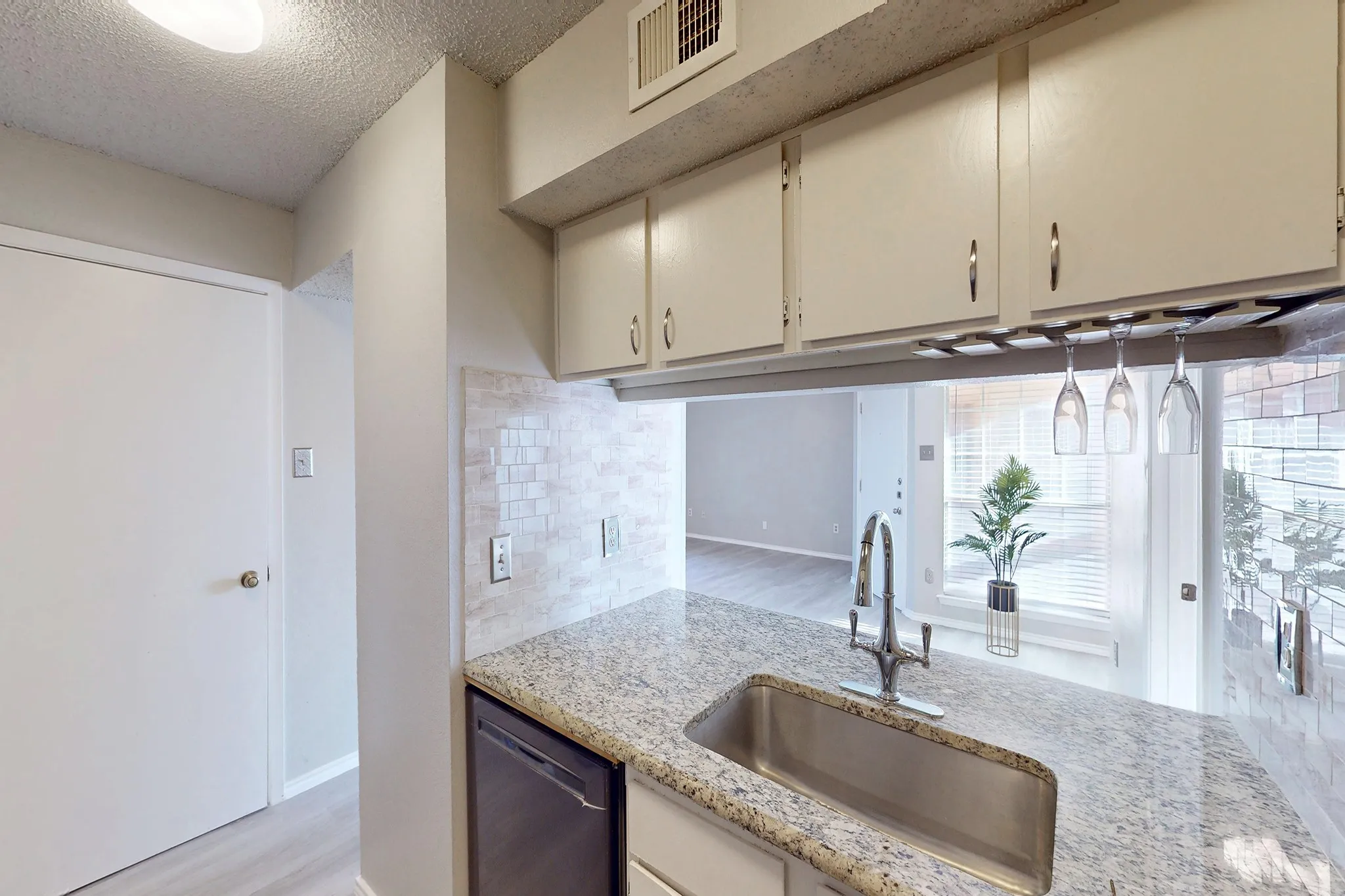 Condominium For Sale in Dallas County , 12484 Abrams Road 2121, Dallas, Texas 75243, 2 Bedroom, 2 Bathroom, Garage spaces, 998 Sqft, built in 1982, Preowned, mls#21173892, Real Estate Agent in Dallas, Homes For Sale in Dallas county, Homes For Sale in Dallas, Realtor in Dallas Texas, Real Estate Brokerage Independent Realty Texas, Luminita Cordes Realtor
