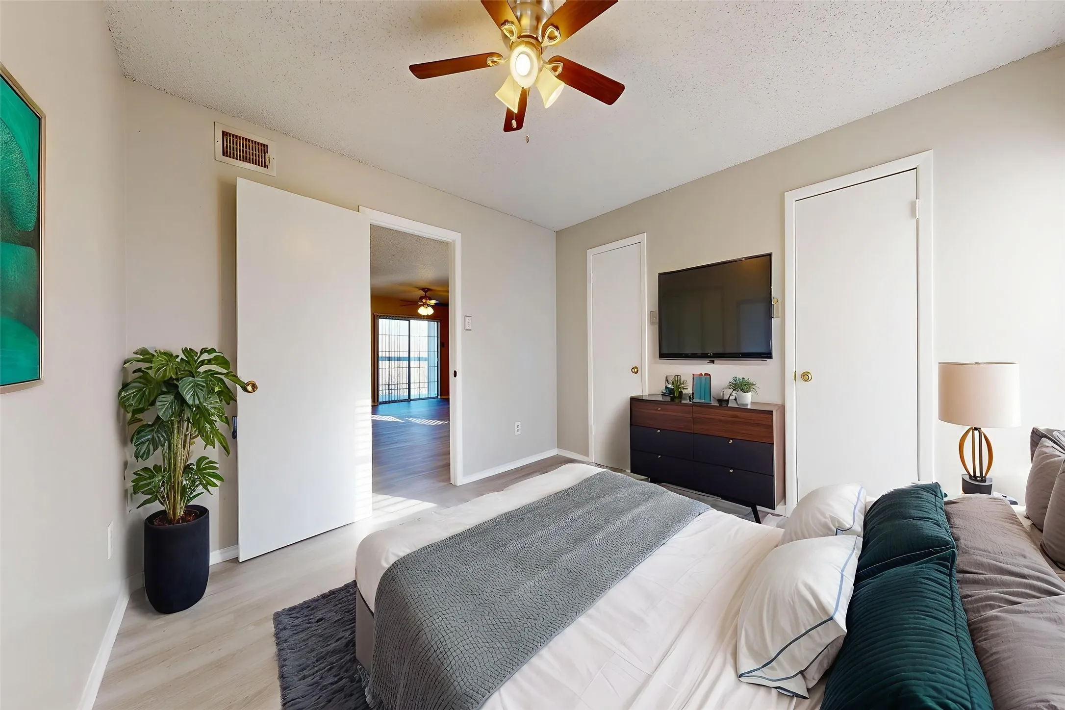 Condominium For Sale in Dallas County , 12484 Abrams Road 2121, Dallas, Texas 75243, 2 Bedroom, 2 Bathroom, Garage spaces, 998 Sqft, built in 1982, Preowned, mls#21173892, Real Estate Agent in Dallas, Homes For Sale in Dallas county, Homes For Sale in Dallas, Realtor in Dallas Texas, Real Estate Brokerage Independent Realty Texas, Luminita Cordes Realtor