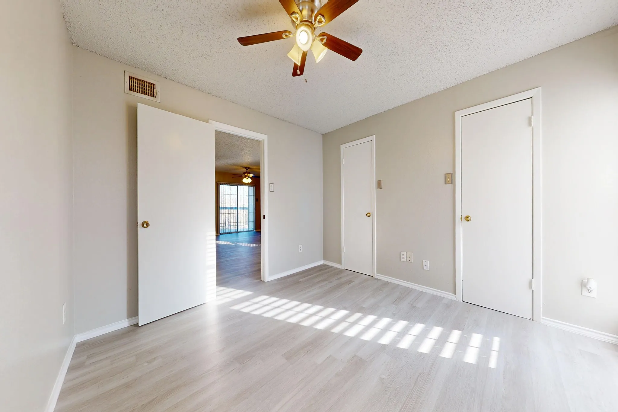 Condominium For Sale in Dallas County , 12484 Abrams Road 2121, Dallas, Texas 75243, 2 Bedroom, 2 Bathroom, Garage spaces, 998 Sqft, built in 1982, Preowned, mls#21173892, Real Estate Agent in Dallas, Homes For Sale in Dallas county, Homes For Sale in Dallas, Realtor in Dallas Texas, Real Estate Brokerage Independent Realty Texas, Luminita Cordes Realtor