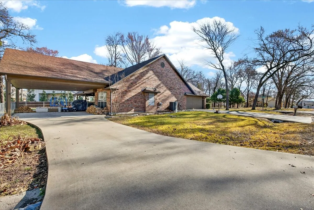 Single Family Residence For Sale in Henderson County , 101 Idlewood Road, Enchanted Oaks, Texas 75156, 3 Bedroom, 2 Bathroom, 2 Garage spaces, 1,866 Sqft, built in 2000, Preowned, mls#21171486, Real Estate Agent in Enchanted Oaks, Homes For Sale in Henderson county, Homes For Sale in Enchanted Oaks, Realtor in Enchanted Oaks Texas, Real Estate Brokerage Independent Realty Texas, Luminita Cordes Realtor