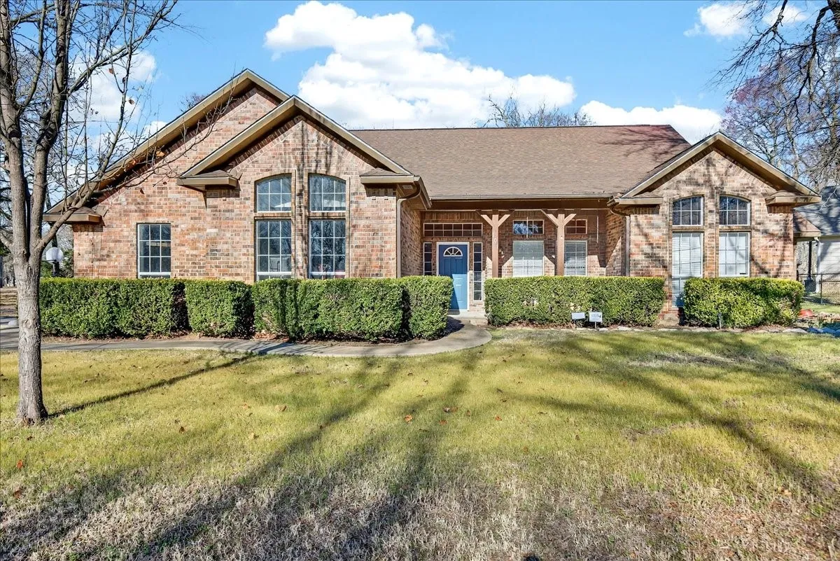 Single Family Residence For Sale in Henderson County , 101 Idlewood Road, Enchanted Oaks, Texas 75156, 3 Bedroom, 2 Bathroom, 2 Garage spaces, 1,866 Sqft, built in 2000, Preowned, mls#21171486, Real Estate Agent in Enchanted Oaks, Homes For Sale in Henderson county, Homes For Sale in Enchanted Oaks, Realtor in Enchanted Oaks Texas, Real Estate Brokerage Independent Realty Texas, Luminita Cordes Realtor