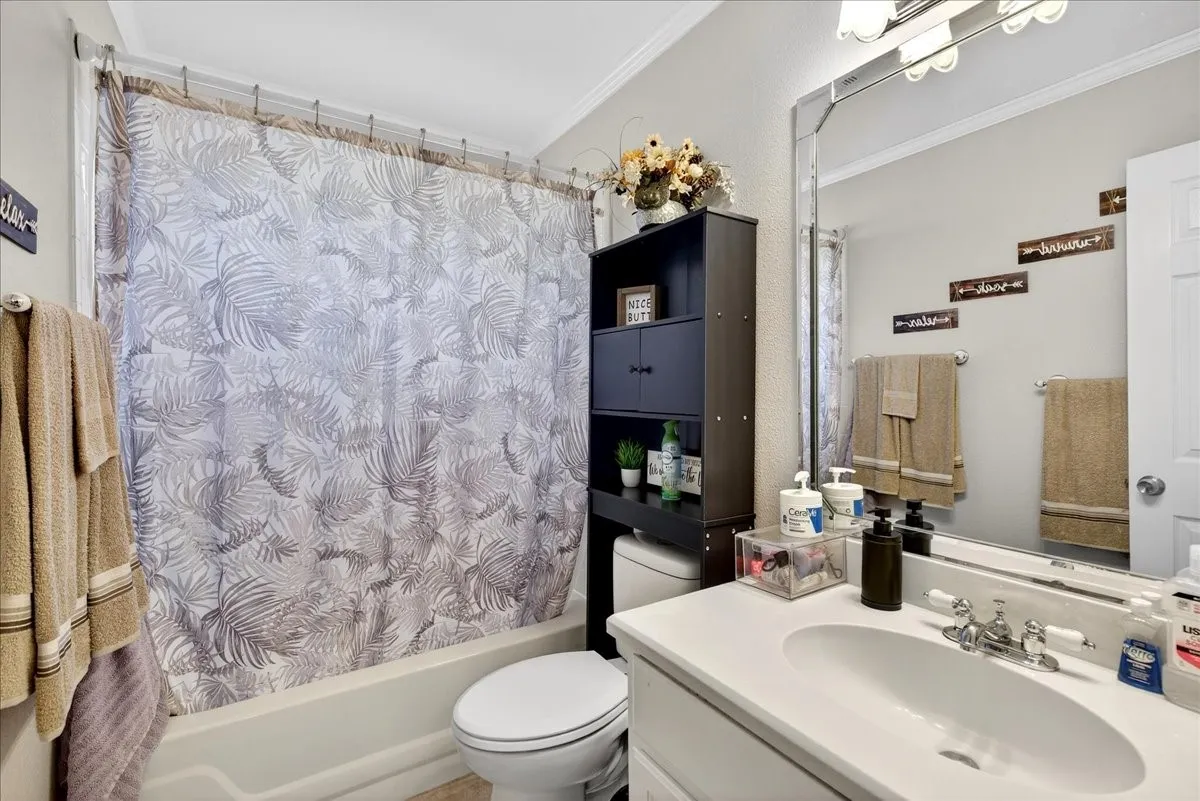 Single Family Residence For Sale in Henderson County , 101 Idlewood Road, Enchanted Oaks, Texas 75156, 3 Bedroom, 2 Bathroom, 2 Garage spaces, 1,866 Sqft, built in 2000, Preowned, mls#21171486, Real Estate Agent in Enchanted Oaks, Homes For Sale in Henderson county, Homes For Sale in Enchanted Oaks, Realtor in Enchanted Oaks Texas, Real Estate Brokerage Independent Realty Texas, Luminita Cordes Realtor