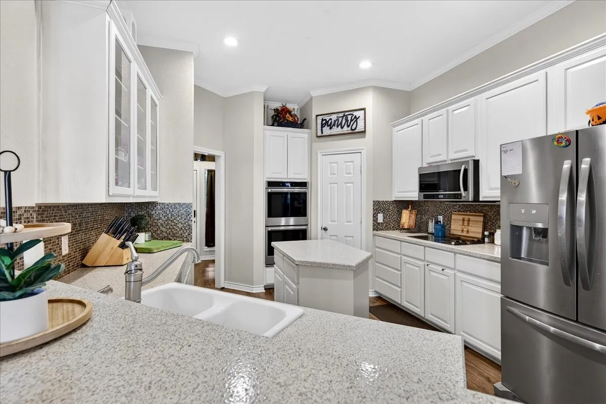 Single Family Residence For Sale in Henderson County , 101 Idlewood Road, Enchanted Oaks, Texas 75156, 3 Bedroom, 2 Bathroom, 2 Garage spaces, 1,866 Sqft, built in 2000, Preowned, mls#21171486, Real Estate Agent in Enchanted Oaks, Homes For Sale in Henderson county, Homes For Sale in Enchanted Oaks, Realtor in Enchanted Oaks Texas, Real Estate Brokerage Independent Realty Texas, Luminita Cordes Realtor