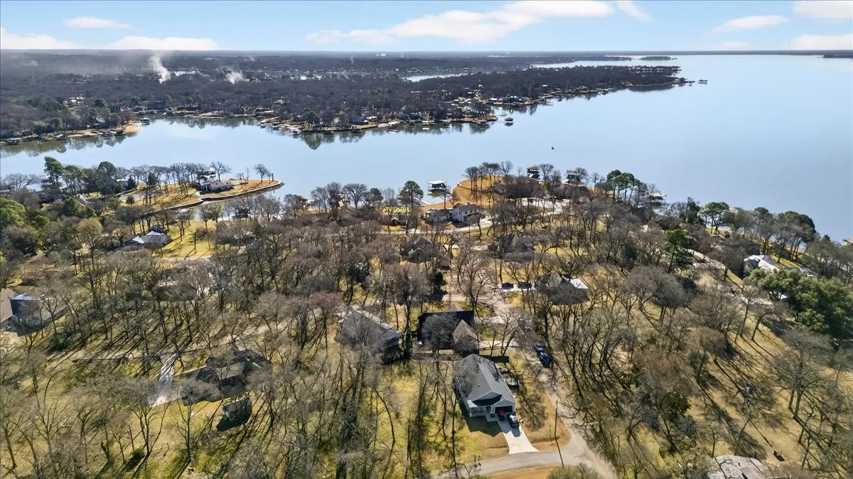 Single Family Residence For Sale in Henderson County , 101 Idlewood Road, Enchanted Oaks, Texas 75156, 3 Bedroom, 2 Bathroom, 2 Garage spaces, 1,866 Sqft, built in 2000, Preowned, mls#21171486, Real Estate Agent in Enchanted Oaks, Homes For Sale in Henderson county, Homes For Sale in Enchanted Oaks, Realtor in Enchanted Oaks Texas, Real Estate Brokerage Independent Realty Texas, Luminita Cordes Realtor