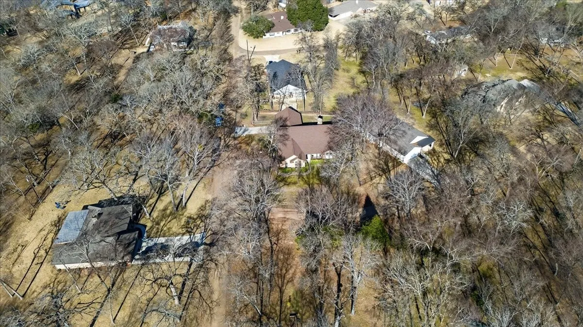 Single Family Residence For Sale in Henderson County , 101 Idlewood Road, Enchanted Oaks, Texas 75156, 3 Bedroom, 2 Bathroom, 2 Garage spaces, 1,866 Sqft, built in 2000, Preowned, mls#21171486, Real Estate Agent in Enchanted Oaks, Homes For Sale in Henderson county, Homes For Sale in Enchanted Oaks, Realtor in Enchanted Oaks Texas, Real Estate Brokerage Independent Realty Texas, Luminita Cordes Realtor