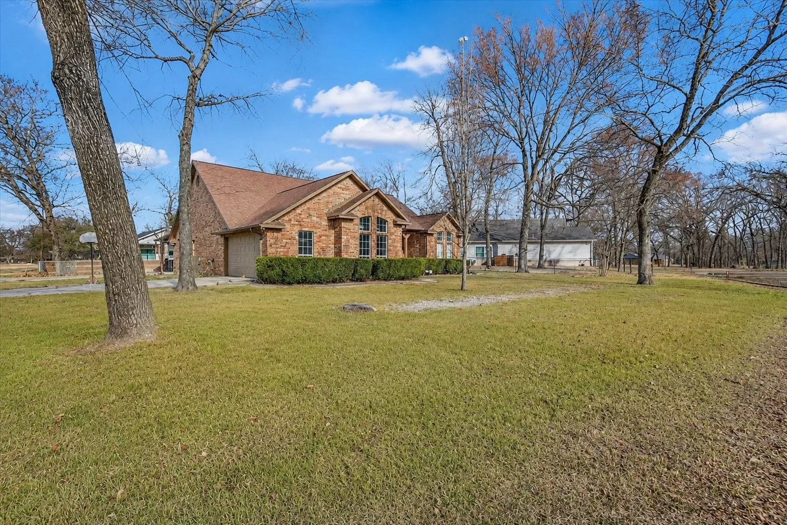 Single Family Residence For Sale in Henderson County , 101 Idlewood Road, Enchanted Oaks, Texas 75156, 3 Bedroom, 2 Bathroom, 2 Garage spaces, 1,866 Sqft, built in 2000, Preowned, mls#21171486, Real Estate Agent in Enchanted Oaks, Homes For Sale in Henderson county, Homes For Sale in Enchanted Oaks, Realtor in Enchanted Oaks Texas, Real Estate Brokerage Independent Realty Texas, Luminita Cordes Realtor