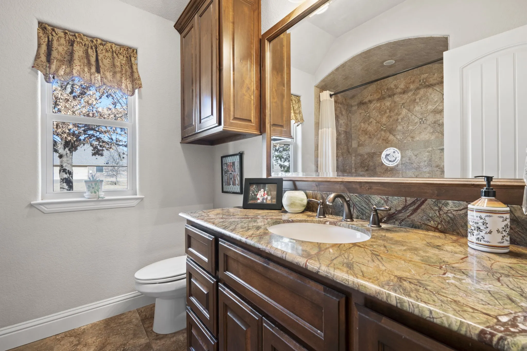 Single Family Residence For Sale in Hood County , 3719 Lonesome Creek Road, Granbury, Texas 76049, 4 Bedroom, 3 Bathroom, 2 Garage spaces, 2,310 Sqft, built in 2011, Preowned, mls#21171346, Real Estate Agent in Granbury, Homes For Sale in Hood county, Homes For Sale in Granbury, Realtor in Granbury Texas, Real Estate Brokerage Independent Realty Texas, Luminita Cordes Realtor
