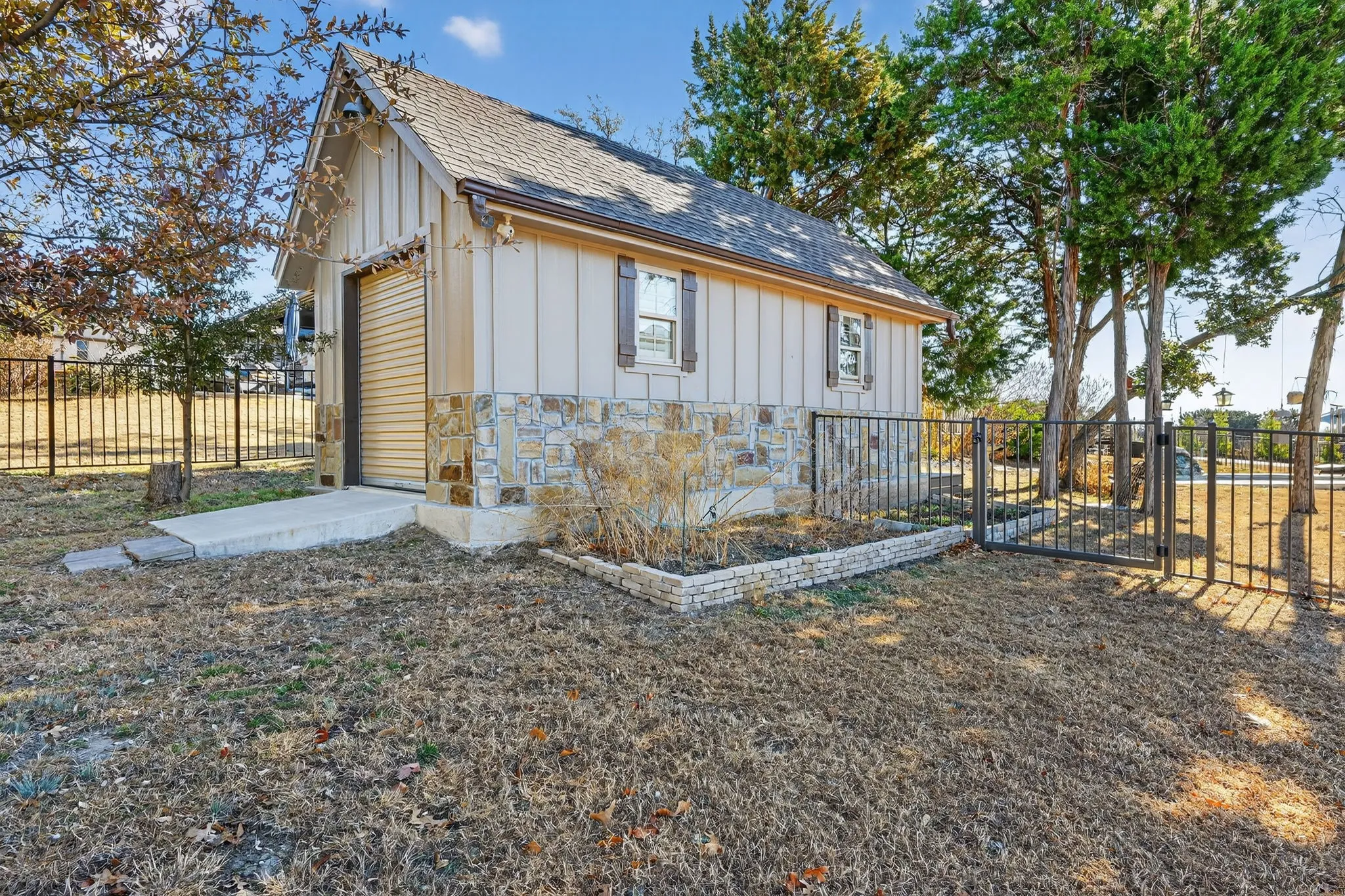 Single Family Residence For Sale in Hood County , 3719 Lonesome Creek Road, Granbury, Texas 76049, 4 Bedroom, 3 Bathroom, 2 Garage spaces, 2,310 Sqft, built in 2011, Preowned, mls#21171346, Real Estate Agent in Granbury, Homes For Sale in Hood county, Homes For Sale in Granbury, Realtor in Granbury Texas, Real Estate Brokerage Independent Realty Texas, Luminita Cordes Realtor