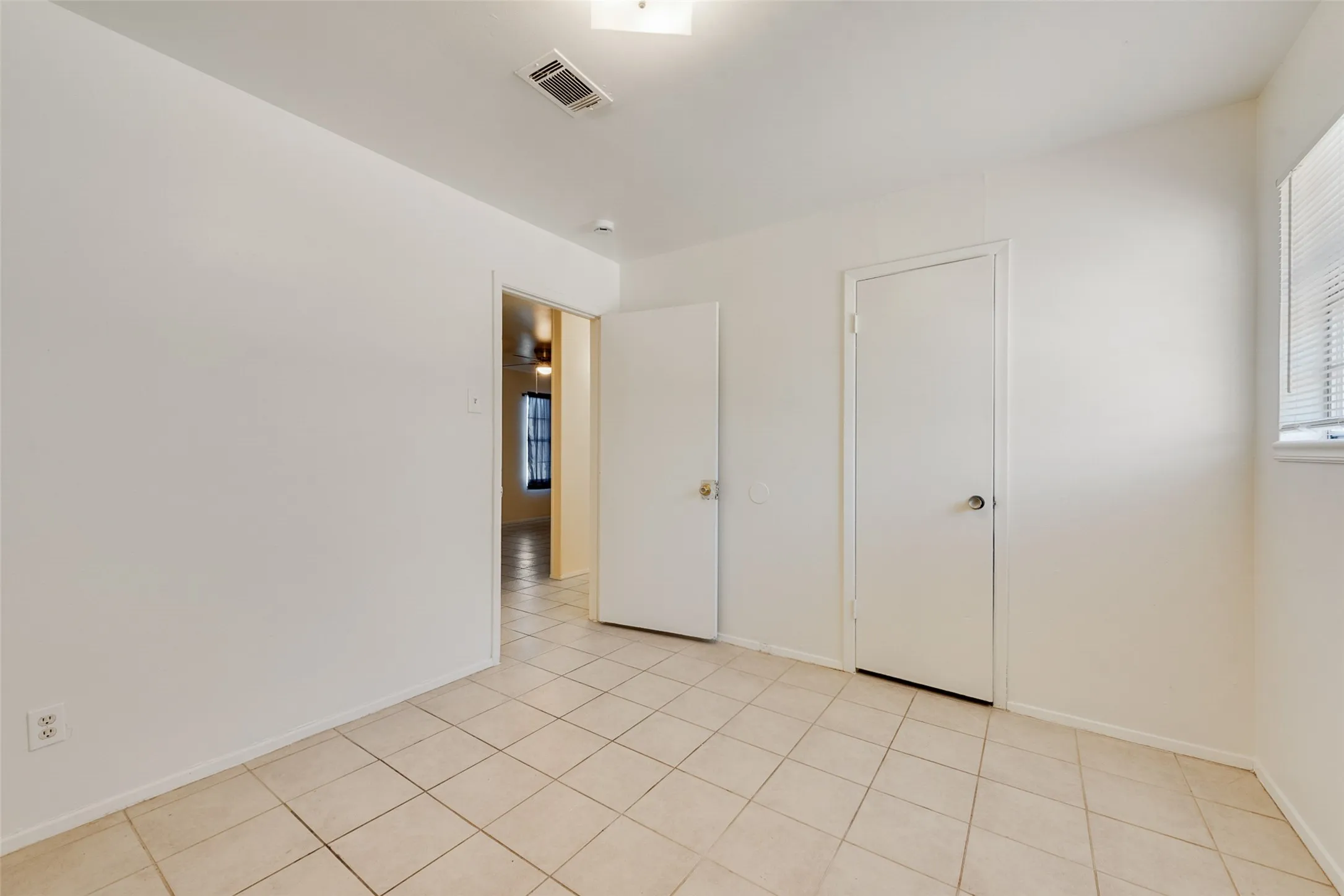 Duplex For Rent in Tarrant County , 506 N Elm Street A, Arlington, Texas 76011, 2 Bedroom, 1 Bathroom, Garage spaces, 686 Sqft, built in 1973, Preowned, mls#21174061, Real Estate Agent in Arlington, Homes For Rent in Tarrant county, Homes For Rent in Arlington, Realtor in Arlington Texas, Real Estate Brokerage Independent Realty Texas, Luminita Cordes Realtor