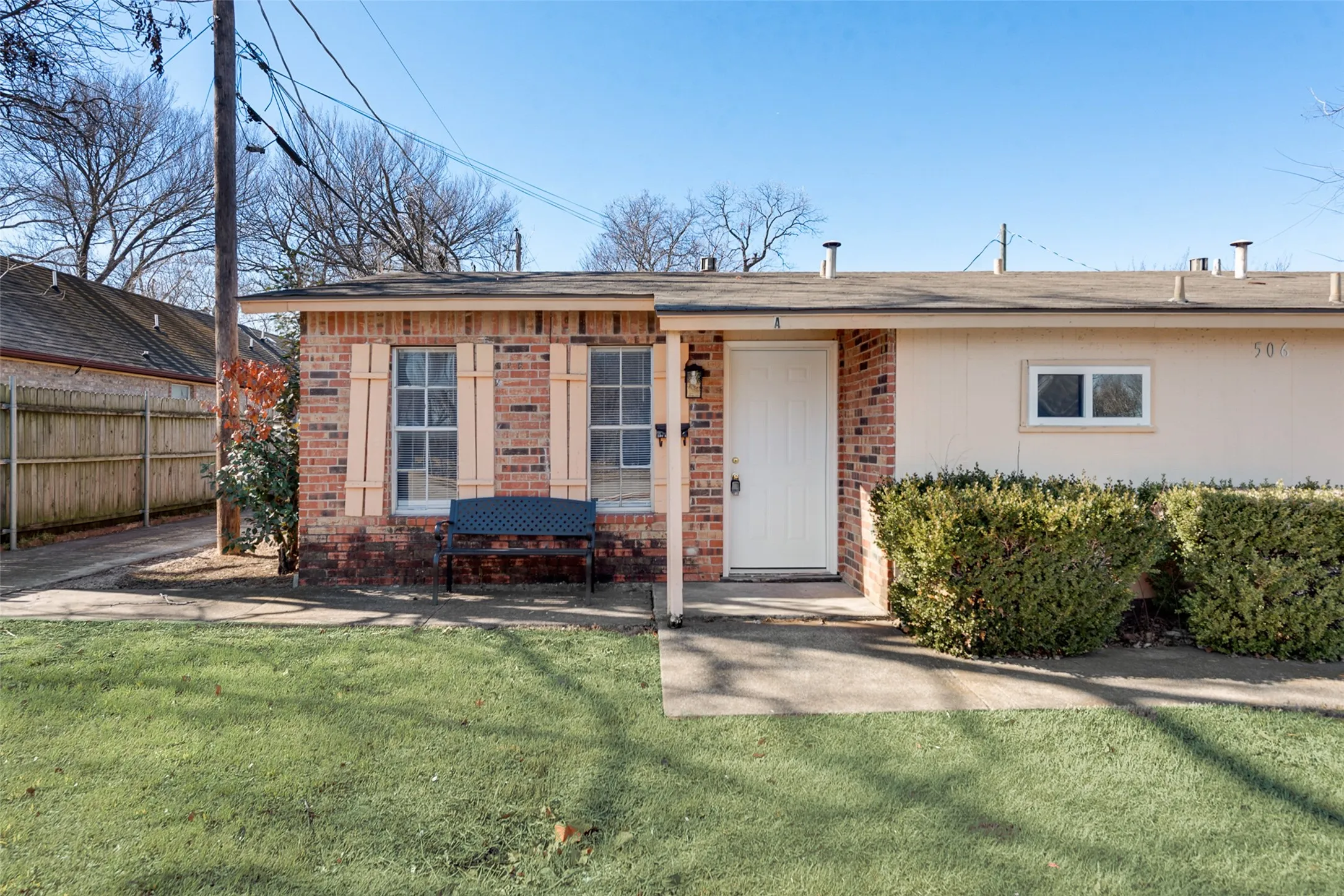 Duplex For Rent in Tarrant County , 506 N Elm Street A, Arlington, Texas 76011, 2 Bedroom, 1 Bathroom, Garage spaces, 686 Sqft, built in 1973, Preowned, mls#21174061, Real Estate Agent in Arlington, Homes For Rent in Tarrant county, Homes For Rent in Arlington, Realtor in Arlington Texas, Real Estate Brokerage Independent Realty Texas, Luminita Cordes Realtor