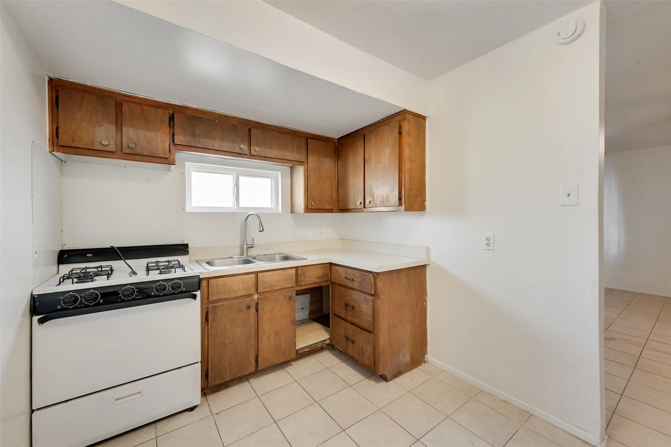 Duplex For Rent in Tarrant County , 506 N Elm Street A, Arlington, Texas 76011, 2 Bedroom, 1 Bathroom, Garage spaces, 686 Sqft, built in 1973, Preowned, mls#21174061, Real Estate Agent in Arlington, Homes For Rent in Tarrant county, Homes For Rent in Arlington, Realtor in Arlington Texas, Real Estate Brokerage Independent Realty Texas, Luminita Cordes Realtor