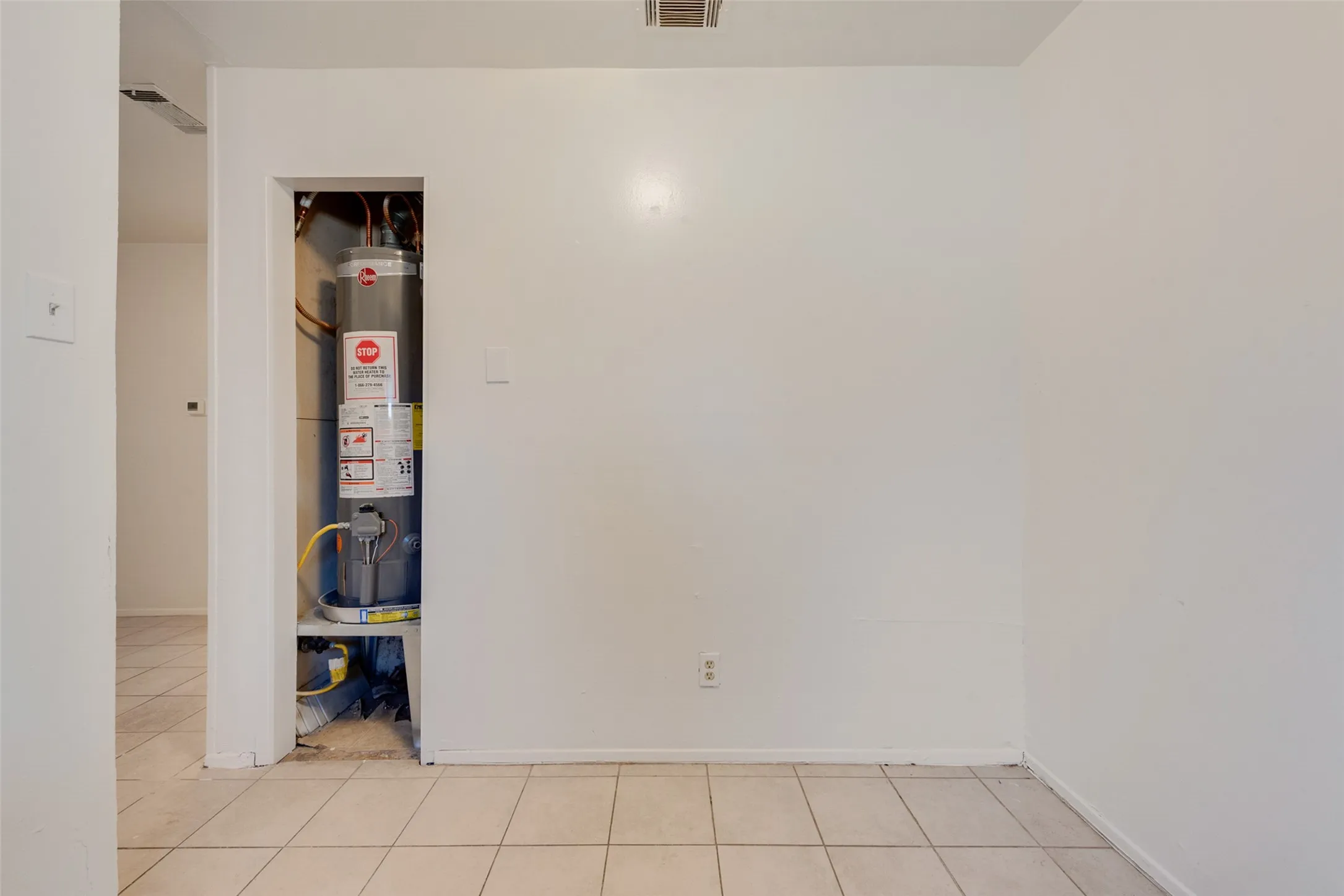 Duplex For Rent in Tarrant County , 506 N Elm Street A, Arlington, Texas 76011, 2 Bedroom, 1 Bathroom, Garage spaces, 686 Sqft, built in 1973, Preowned, mls#21174061, Real Estate Agent in Arlington, Homes For Rent in Tarrant county, Homes For Rent in Arlington, Realtor in Arlington Texas, Real Estate Brokerage Independent Realty Texas, Luminita Cordes Realtor