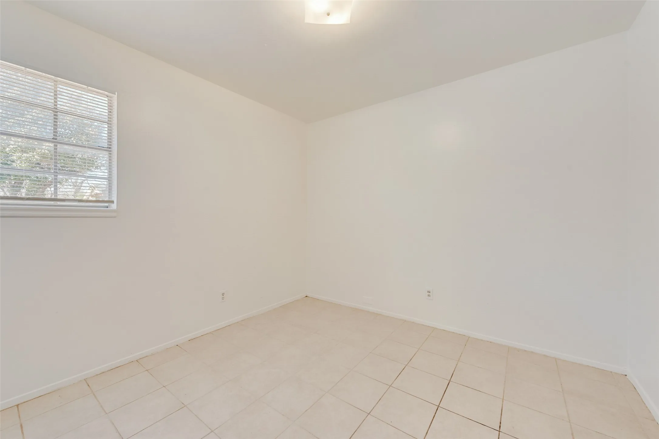 Duplex For Rent in Tarrant County , 506 N Elm Street A, Arlington, Texas 76011, 2 Bedroom, 1 Bathroom, Garage spaces, 686 Sqft, built in 1973, Preowned, mls#21174061, Real Estate Agent in Arlington, Homes For Rent in Tarrant county, Homes For Rent in Arlington, Realtor in Arlington Texas, Real Estate Brokerage Independent Realty Texas, Luminita Cordes Realtor