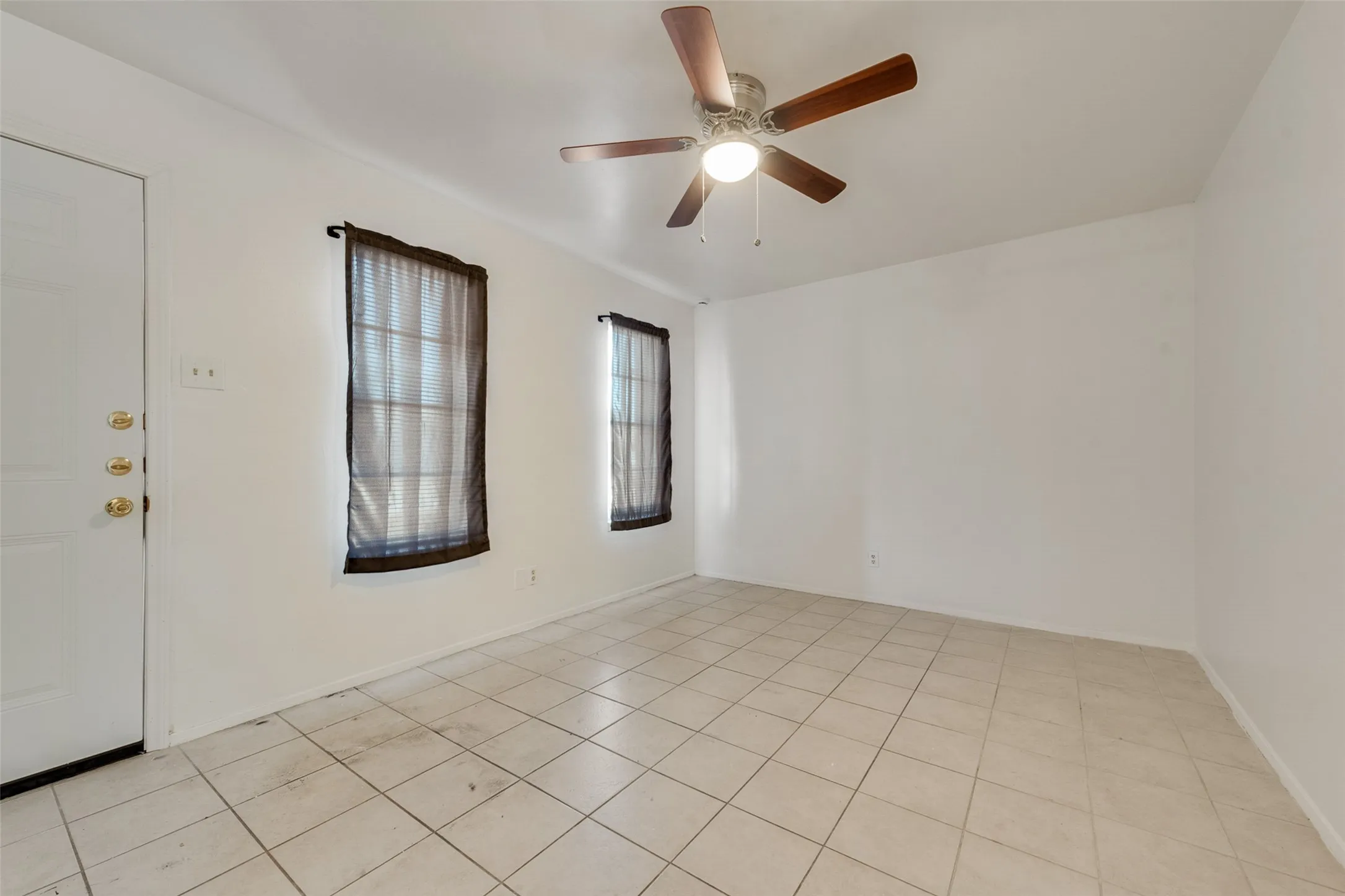 Duplex For Rent in Tarrant County , 506 N Elm Street A, Arlington, Texas 76011, 2 Bedroom, 1 Bathroom, Garage spaces, 686 Sqft, built in 1973, Preowned, mls#21174061, Real Estate Agent in Arlington, Homes For Rent in Tarrant county, Homes For Rent in Arlington, Realtor in Arlington Texas, Real Estate Brokerage Independent Realty Texas, Luminita Cordes Realtor