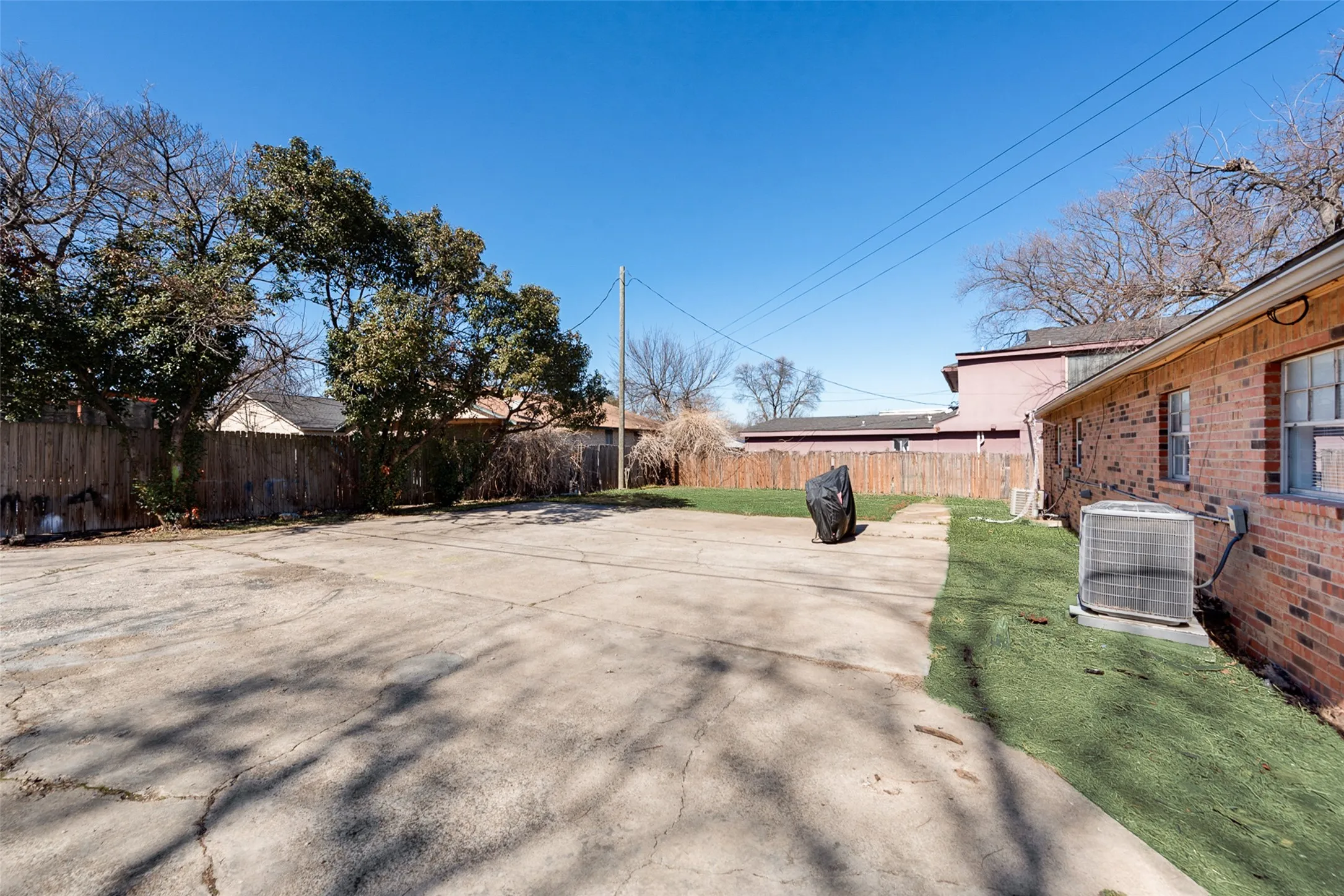 Duplex For Rent in Tarrant County , 506 N Elm Street A, Arlington, Texas 76011, 2 Bedroom, 1 Bathroom, Garage spaces, 686 Sqft, built in 1973, Preowned, mls#21174061, Real Estate Agent in Arlington, Homes For Rent in Tarrant county, Homes For Rent in Arlington, Realtor in Arlington Texas, Real Estate Brokerage Independent Realty Texas, Luminita Cordes Realtor