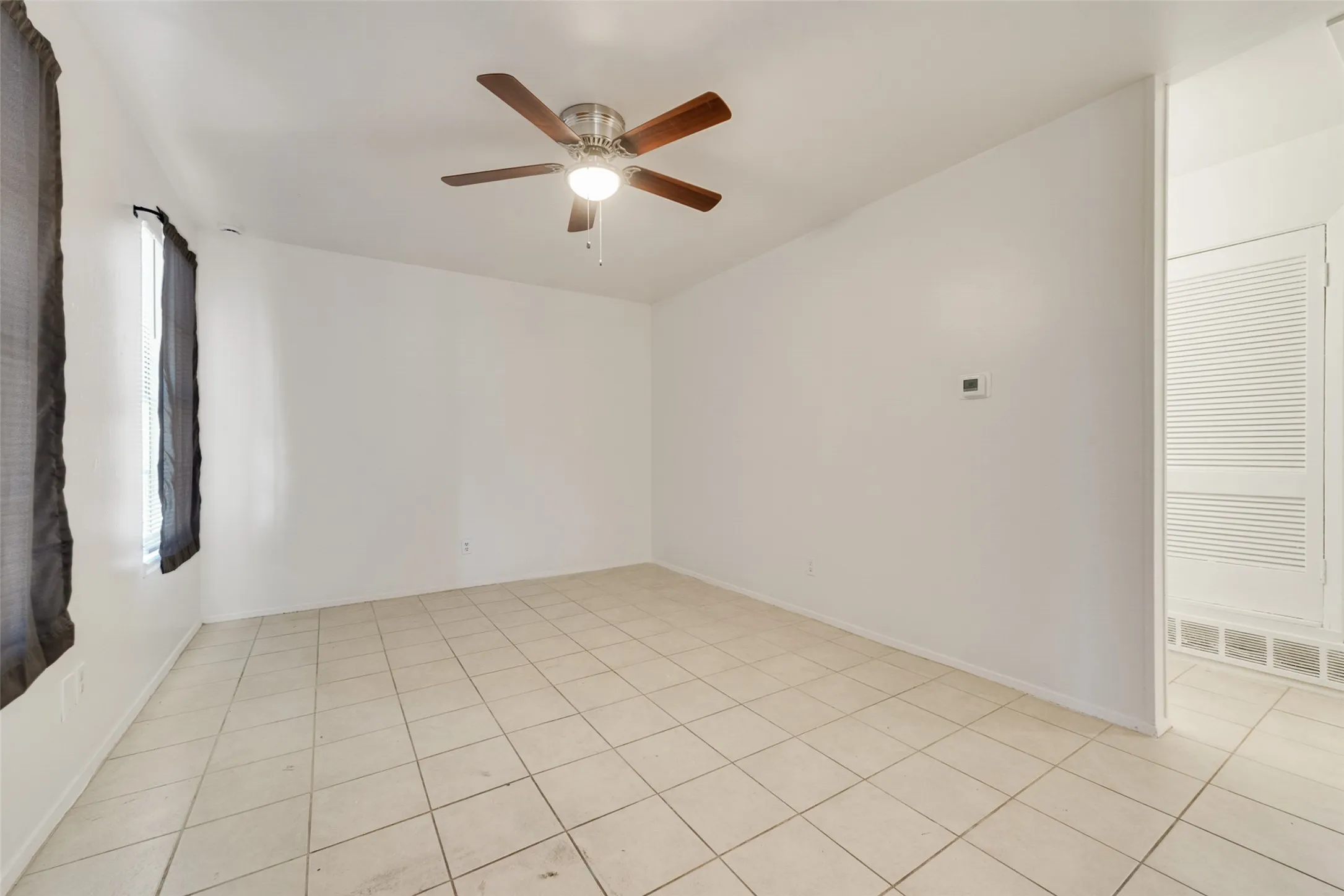 Duplex For Rent in Tarrant County , 506 N Elm Street A, Arlington, Texas 76011, 2 Bedroom, 1 Bathroom, Garage spaces, 686 Sqft, built in 1973, Preowned, mls#21174061, Real Estate Agent in Arlington, Homes For Rent in Tarrant county, Homes For Rent in Arlington, Realtor in Arlington Texas, Real Estate Brokerage Independent Realty Texas, Luminita Cordes Realtor