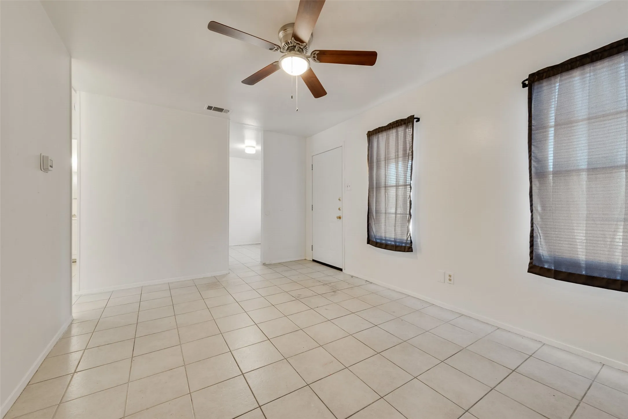 Duplex For Rent in Tarrant County , 506 N Elm Street A, Arlington, Texas 76011, 2 Bedroom, 1 Bathroom, Garage spaces, 686 Sqft, built in 1973, Preowned, mls#21174061, Real Estate Agent in Arlington, Homes For Rent in Tarrant county, Homes For Rent in Arlington, Realtor in Arlington Texas, Real Estate Brokerage Independent Realty Texas, Luminita Cordes Realtor