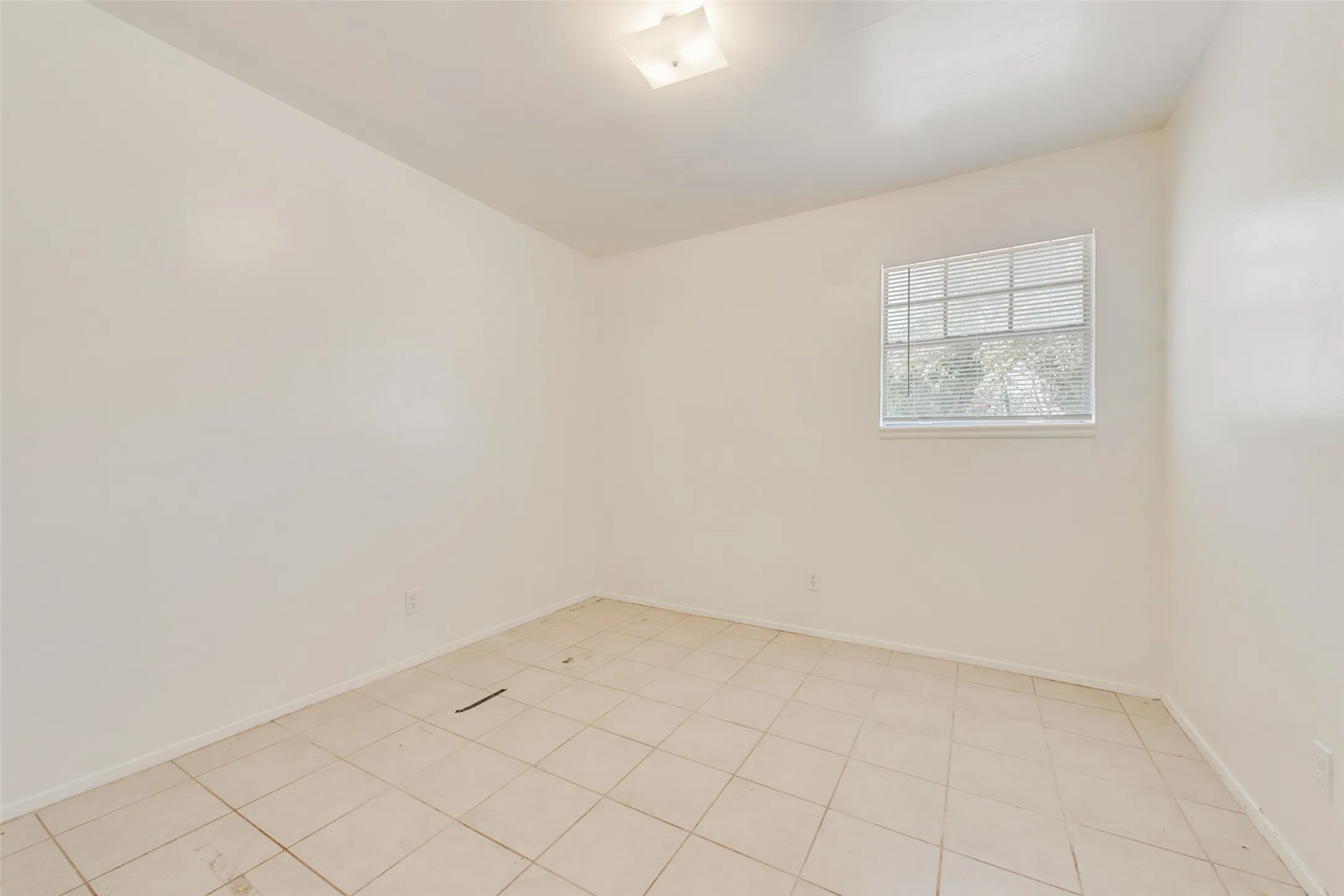 Duplex For Rent in Tarrant County , 506 N Elm Street A, Arlington, Texas 76011, 2 Bedroom, 1 Bathroom, Garage spaces, 686 Sqft, built in 1973, Preowned, mls#21174061, Real Estate Agent in Arlington, Homes For Rent in Tarrant county, Homes For Rent in Arlington, Realtor in Arlington Texas, Real Estate Brokerage Independent Realty Texas, Luminita Cordes Realtor