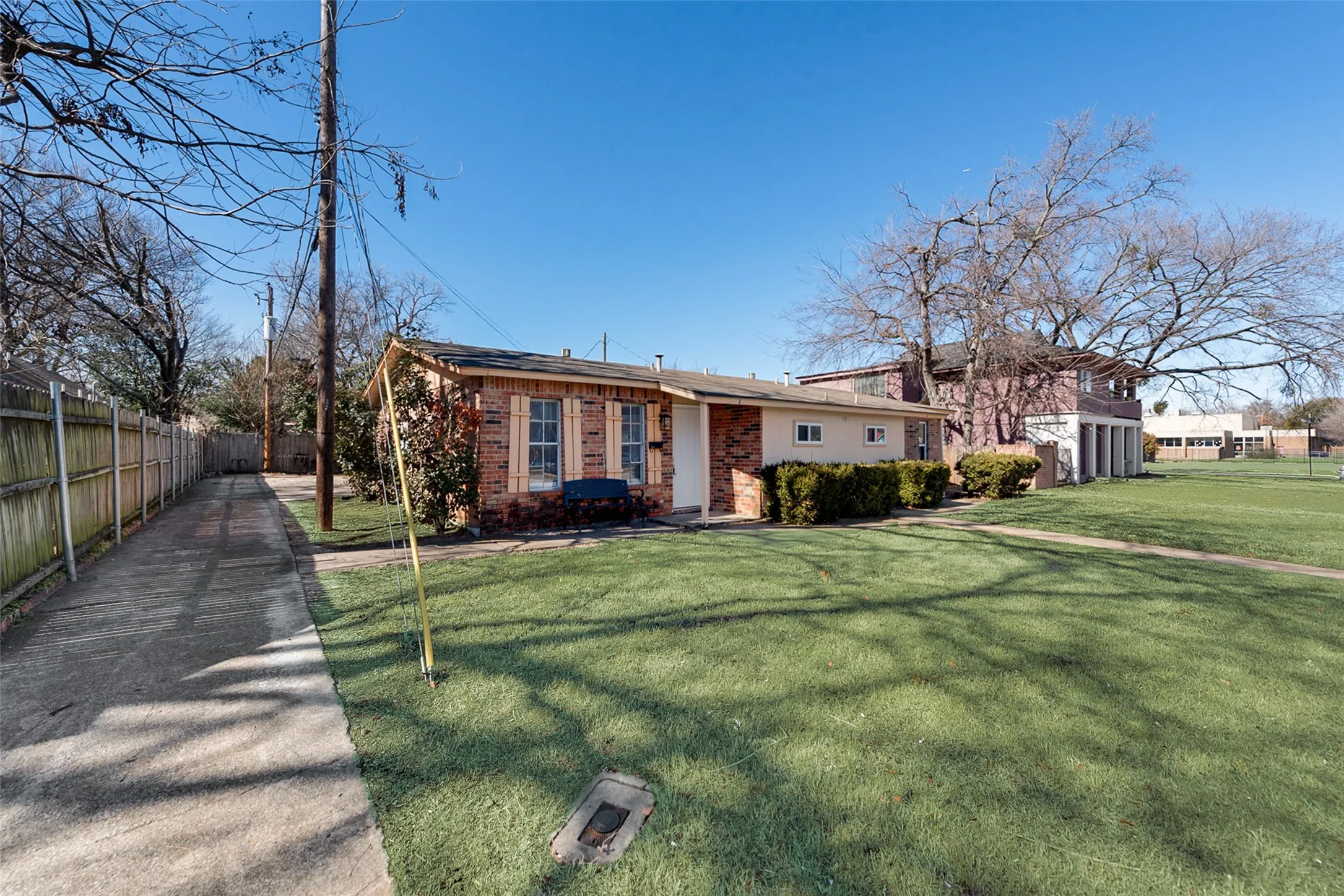 Duplex For Rent in Tarrant County , 506 N Elm Street A, Arlington, Texas 76011, 2 Bedroom, 1 Bathroom, Garage spaces, 686 Sqft, built in 1973, Preowned, mls#21174061, Real Estate Agent in Arlington, Homes For Rent in Tarrant county, Homes For Rent in Arlington, Realtor in Arlington Texas, Real Estate Brokerage Independent Realty Texas, Luminita Cordes Realtor