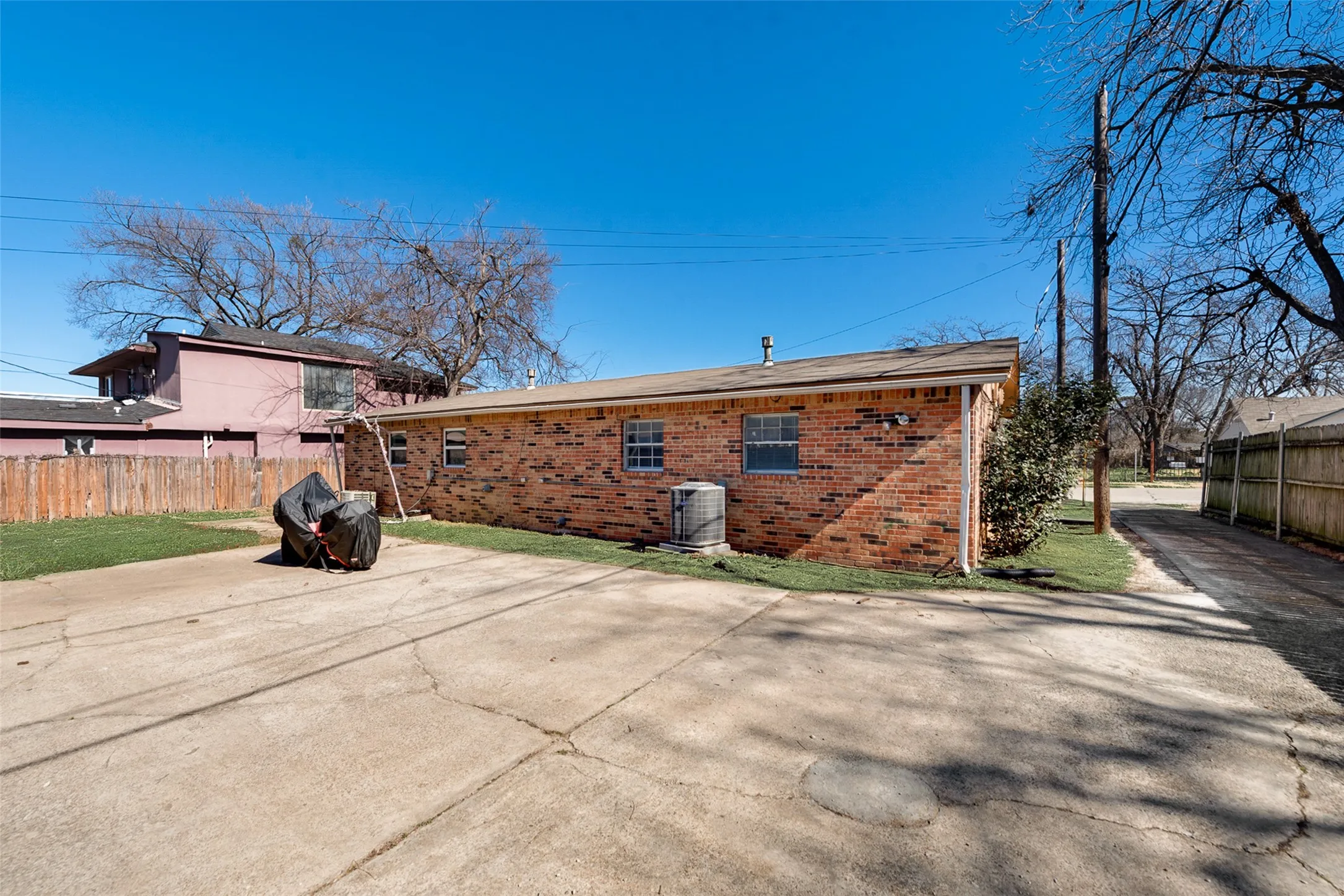 Duplex For Rent in Tarrant County , 506 N Elm Street A, Arlington, Texas 76011, 2 Bedroom, 1 Bathroom, Garage spaces, 686 Sqft, built in 1973, Preowned, mls#21174061, Real Estate Agent in Arlington, Homes For Rent in Tarrant county, Homes For Rent in Arlington, Realtor in Arlington Texas, Real Estate Brokerage Independent Realty Texas, Luminita Cordes Realtor