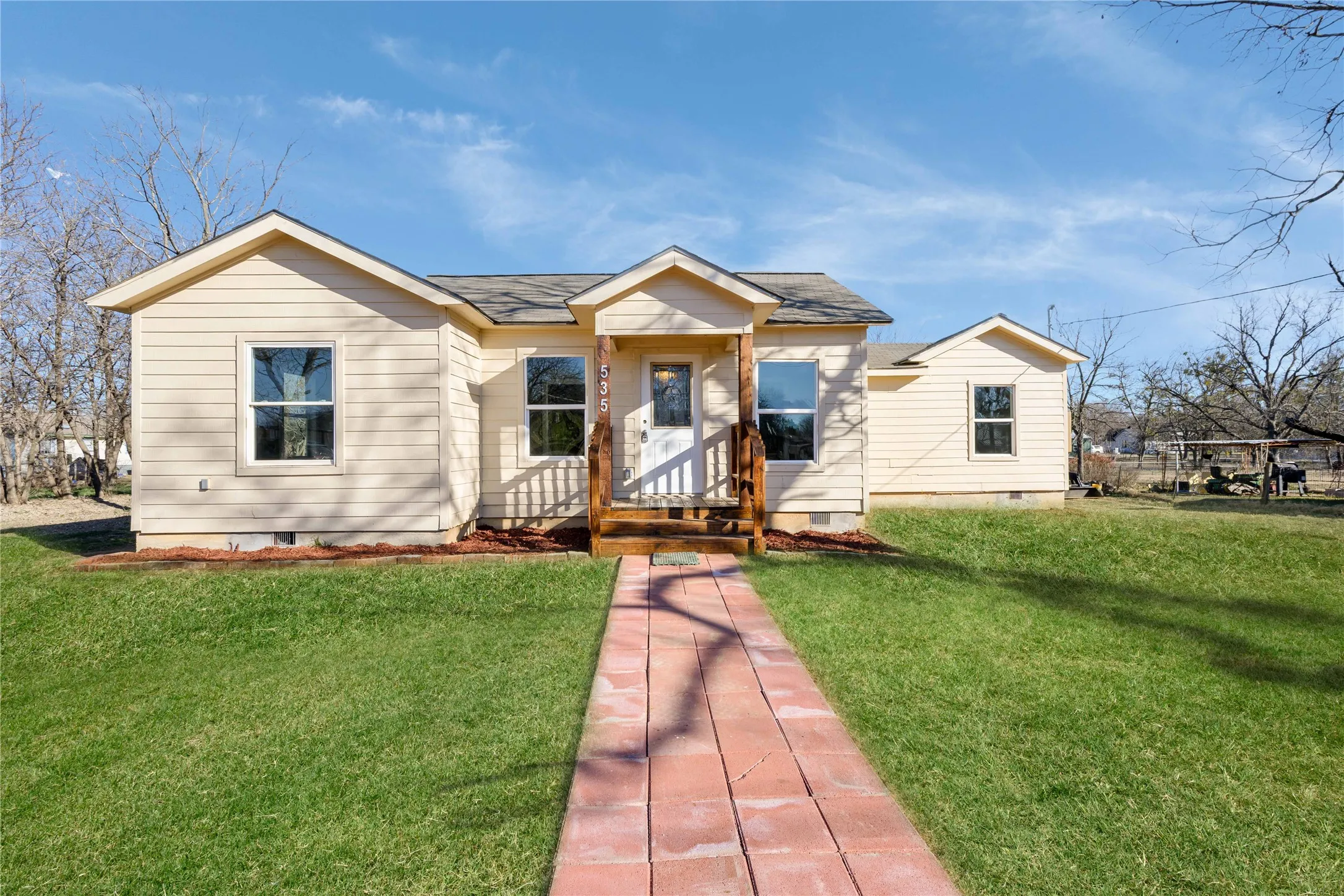 Single Family Residence For Sale in Erath County , 535 Hurt, Dublin, Texas 76446, 3 Bedroom, 3 Bathroom, Garage spaces, 1,449 Sqft, built in 1957, mls#21169939, Real Estate Agent in Dublin, Homes For Sale in Erath county, Homes For Sale in Dublin, Realtor in Dublin Texas, Real Estate Brokerage Independent Realty Texas, Luminita Cordes Realtor