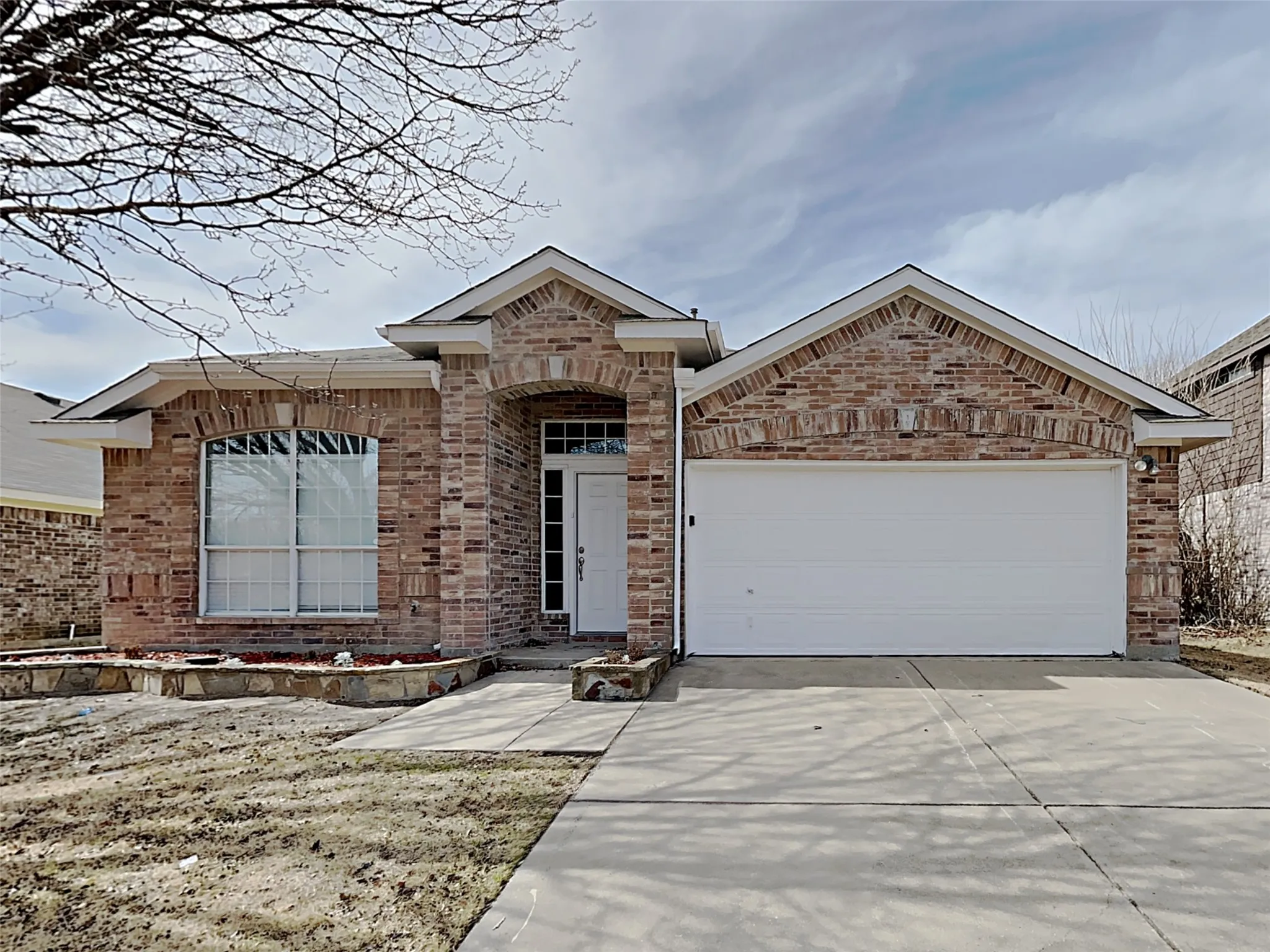 Single Family Residence For Sale in Tarrant County , 617 Oak Hollow Trail, Saginaw, Texas 76179, 3 Bedroom, 2 Bathroom, 2 Garage spaces, 1,993 Sqft, built in 2001, mls#21174471, Real Estate Agent in Saginaw, Homes For Sale in Tarrant county, Homes For Sale in Saginaw, Realtor in Saginaw Texas, Real Estate Brokerage Independent Realty Texas, Luminita Cordes Realtor