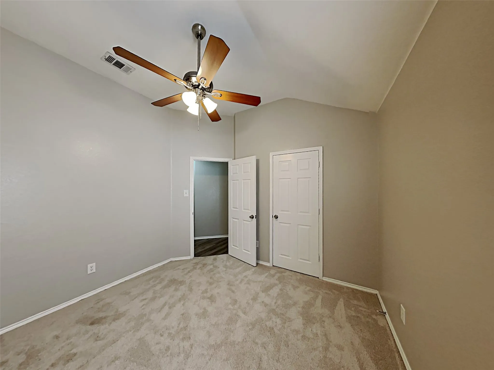 Single Family Residence For Sale in Tarrant County , 617 Oak Hollow Trail, Saginaw, Texas 76179, 3 Bedroom, 2 Bathroom, 2 Garage spaces, 1,993 Sqft, built in 2001, mls#21174471, Real Estate Agent in Saginaw, Homes For Sale in Tarrant county, Homes For Sale in Saginaw, Realtor in Saginaw Texas, Real Estate Brokerage Independent Realty Texas, Luminita Cordes Realtor