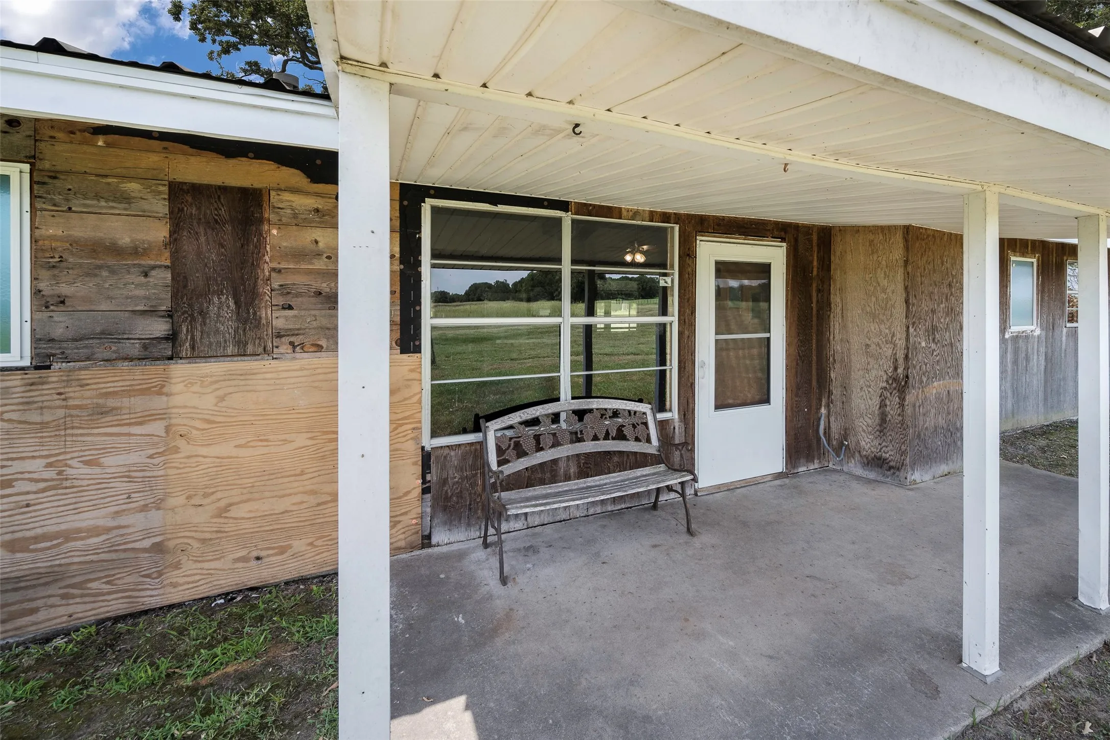 Farm For Sale in Kaufman County , 9830 County Road 4028, Kemp, Texas 75143, 3 Bedroom, 3 Bathroom, 2 Garage spaces, 1,918 Sqft, built in 1900, Preowned, mls#21170816, Real Estate Agent in Kemp, Homes For Sale in Kaufman county, Homes For Sale in Kemp, Realtor in Kemp Texas, Real Estate Brokerage Independent Realty Texas, Luminita Cordes Realtor