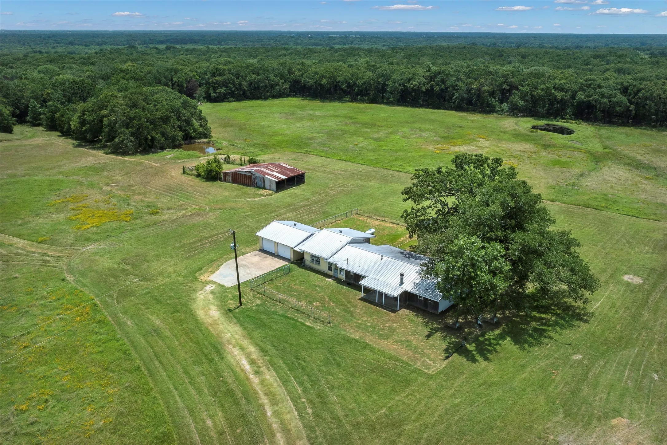 Farm For Sale in Kaufman County , 9830 County Road 4028, Kemp, Texas 75143, 3 Bedroom, 3 Bathroom, 2 Garage spaces, 1,918 Sqft, built in 1900, Preowned, mls#21170816, Real Estate Agent in Kemp, Homes For Sale in Kaufman county, Homes For Sale in Kemp, Realtor in Kemp Texas, Real Estate Brokerage Independent Realty Texas, Luminita Cordes Realtor
