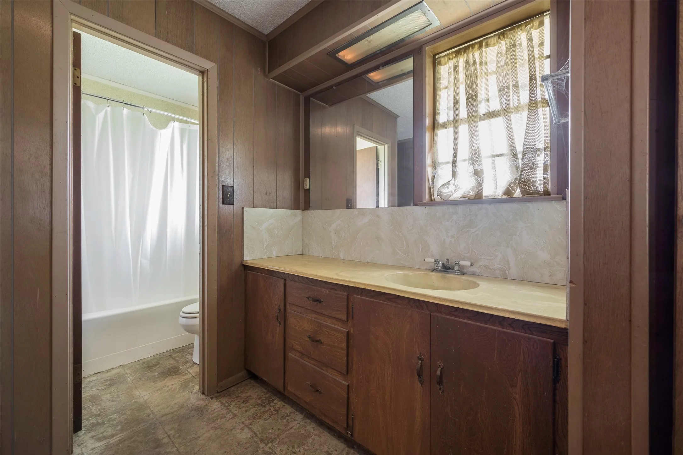 Farm For Sale in Kaufman County , 9830 County Road 4028, Kemp, Texas 75143, 3 Bedroom, 3 Bathroom, 2 Garage spaces, 1,918 Sqft, built in 1900, Preowned, mls#21170816, Real Estate Agent in Kemp, Homes For Sale in Kaufman county, Homes For Sale in Kemp, Realtor in Kemp Texas, Real Estate Brokerage Independent Realty Texas, Luminita Cordes Realtor