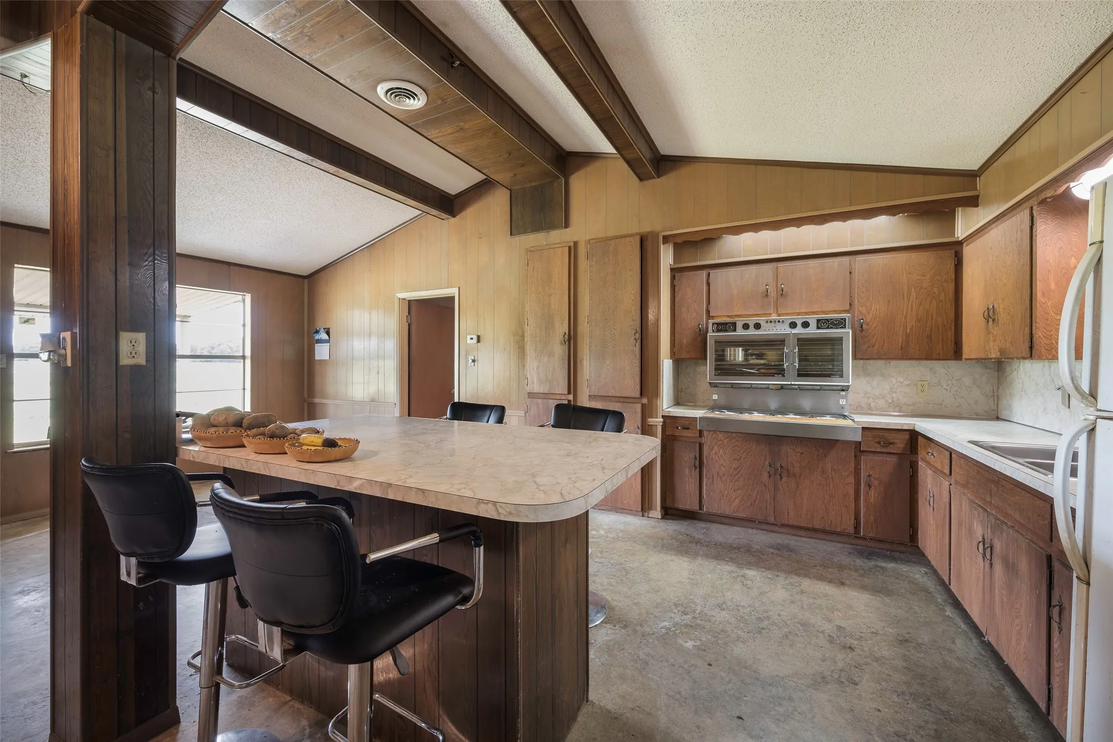 Farm For Sale in Kaufman County , 9830 County Road 4028, Kemp, Texas 75143, 3 Bedroom, 3 Bathroom, 2 Garage spaces, 1,918 Sqft, built in 1900, Preowned, mls#21170816, Real Estate Agent in Kemp, Homes For Sale in Kaufman county, Homes For Sale in Kemp, Realtor in Kemp Texas, Real Estate Brokerage Independent Realty Texas, Luminita Cordes Realtor