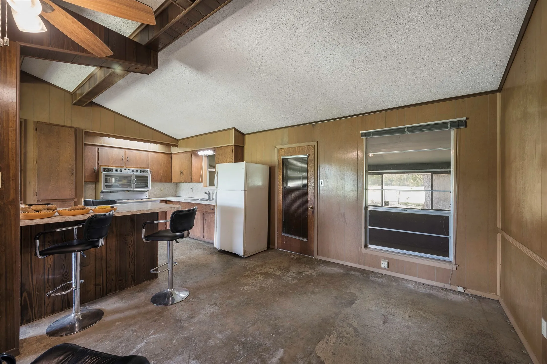 Farm For Sale in Kaufman County , 9830 County Road 4028, Kemp, Texas 75143, 3 Bedroom, 3 Bathroom, 2 Garage spaces, 1,918 Sqft, built in 1900, Preowned, mls#21170816, Real Estate Agent in Kemp, Homes For Sale in Kaufman county, Homes For Sale in Kemp, Realtor in Kemp Texas, Real Estate Brokerage Independent Realty Texas, Luminita Cordes Realtor