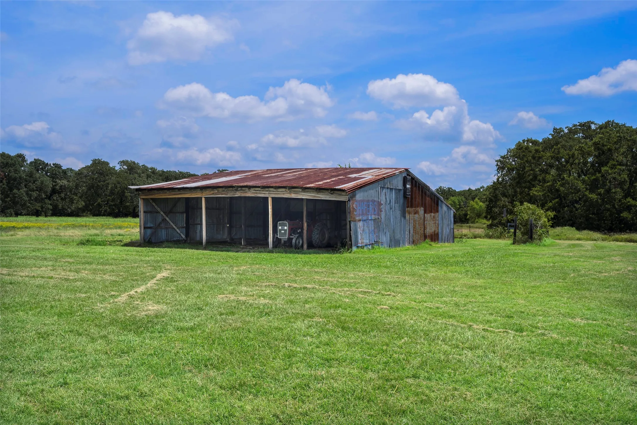 Farm For Sale in Kaufman County , 9830 County Road 4028, Kemp, Texas 75143, 3 Bedroom, 3 Bathroom, 2 Garage spaces, 1,918 Sqft, built in 1900, Preowned, mls#21170816, Real Estate Agent in Kemp, Homes For Sale in Kaufman county, Homes For Sale in Kemp, Realtor in Kemp Texas, Real Estate Brokerage Independent Realty Texas, Luminita Cordes Realtor