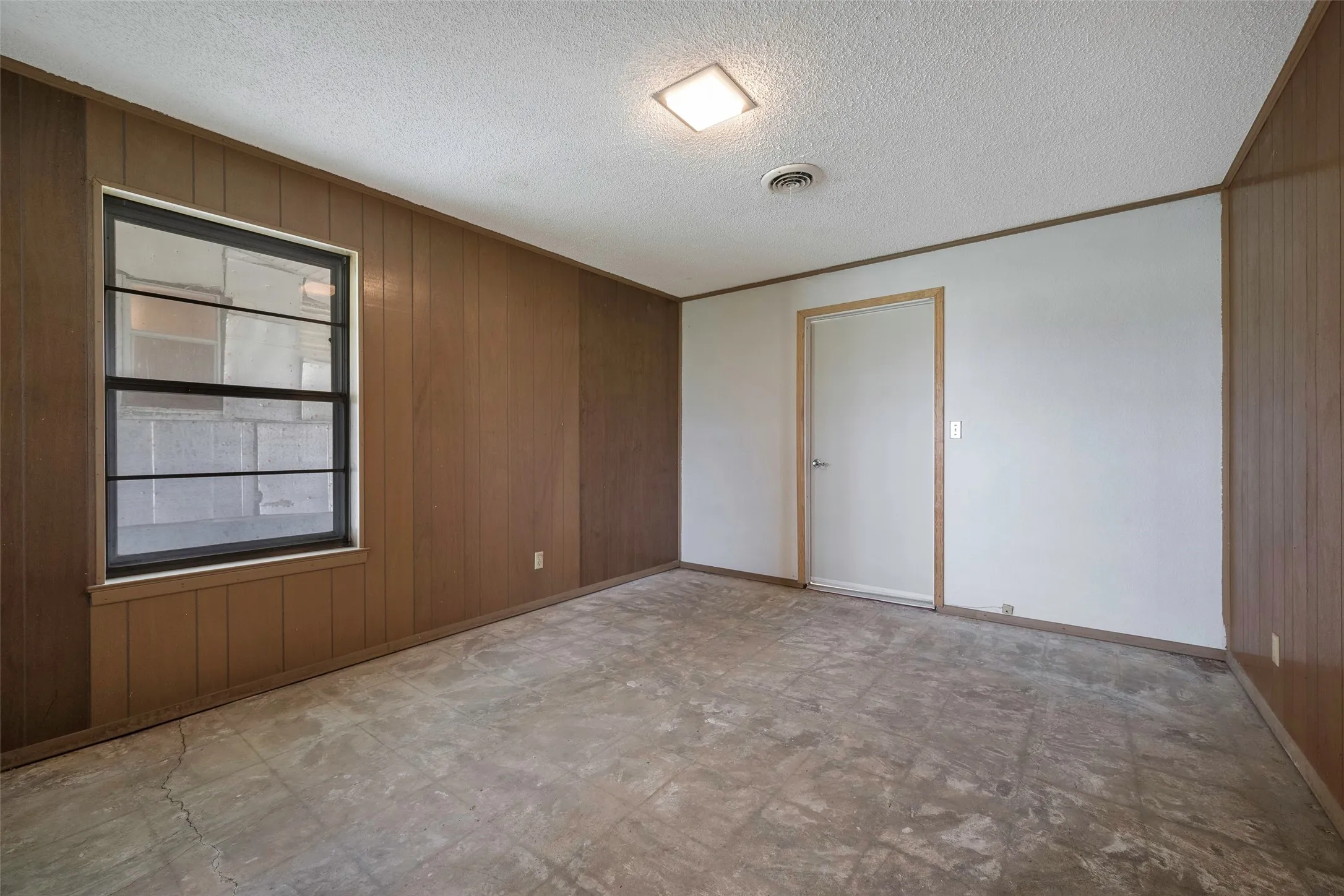 Farm For Sale in Kaufman County , 9830 County Road 4028, Kemp, Texas 75143, 3 Bedroom, 3 Bathroom, 2 Garage spaces, 1,918 Sqft, built in 1900, Preowned, mls#21170816, Real Estate Agent in Kemp, Homes For Sale in Kaufman county, Homes For Sale in Kemp, Realtor in Kemp Texas, Real Estate Brokerage Independent Realty Texas, Luminita Cordes Realtor