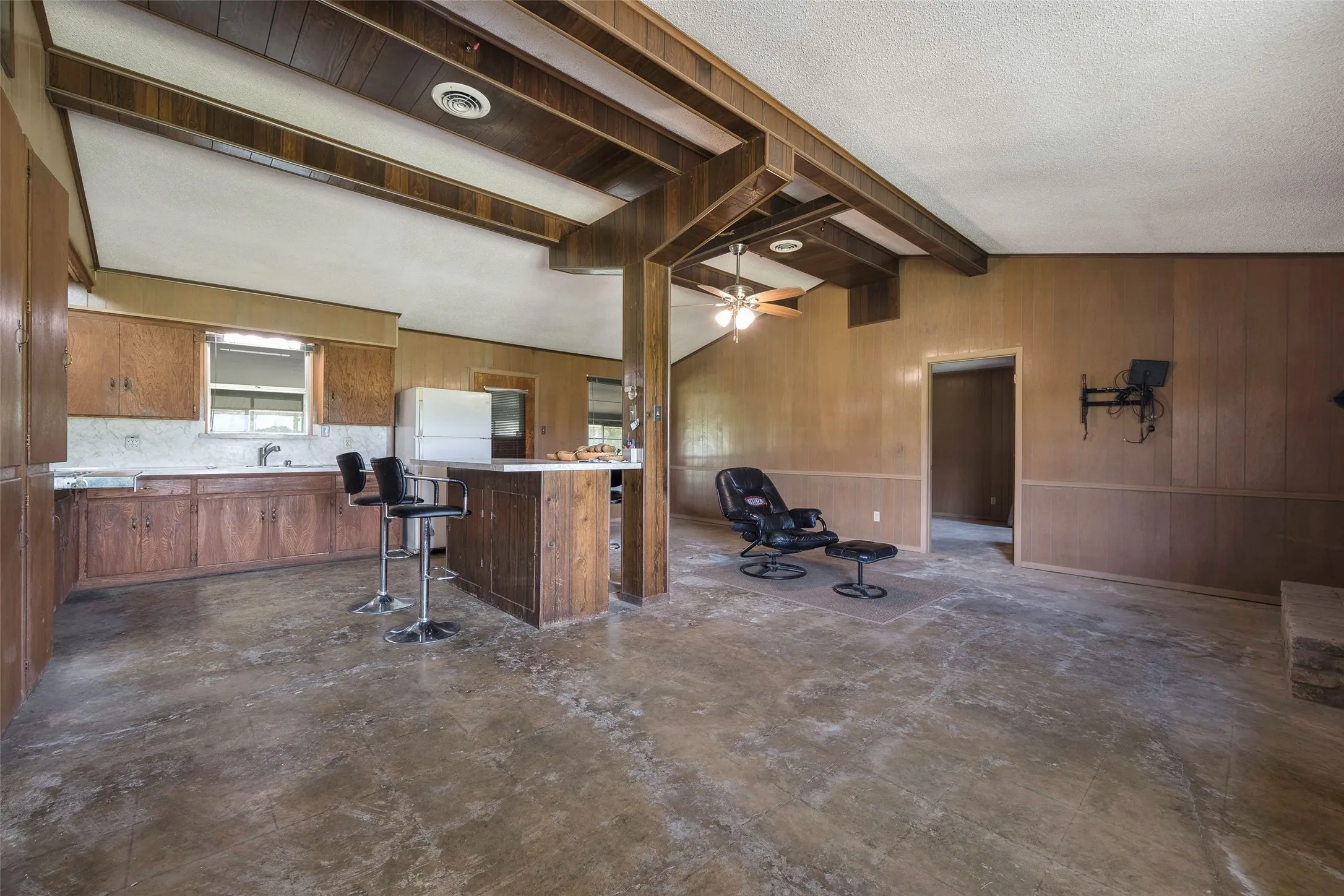 Farm For Sale in Kaufman County , 9830 County Road 4028, Kemp, Texas 75143, 3 Bedroom, 3 Bathroom, 2 Garage spaces, 1,918 Sqft, built in 1900, Preowned, mls#21170816, Real Estate Agent in Kemp, Homes For Sale in Kaufman county, Homes For Sale in Kemp, Realtor in Kemp Texas, Real Estate Brokerage Independent Realty Texas, Luminita Cordes Realtor