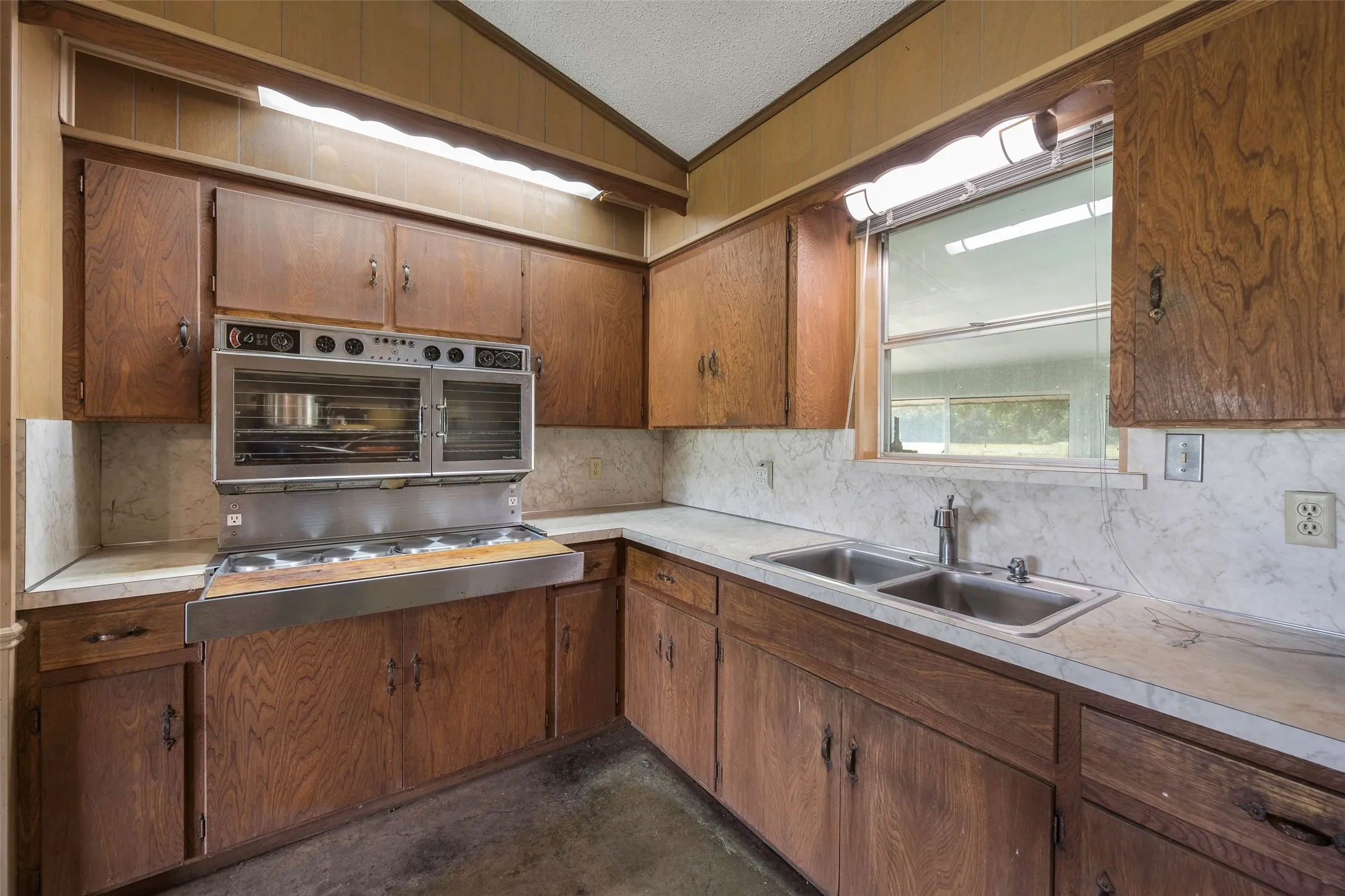 Farm For Sale in Kaufman County , 9830 County Road 4028, Kemp, Texas 75143, 3 Bedroom, 3 Bathroom, 2 Garage spaces, 1,918 Sqft, built in 1900, Preowned, mls#21170816, Real Estate Agent in Kemp, Homes For Sale in Kaufman county, Homes For Sale in Kemp, Realtor in Kemp Texas, Real Estate Brokerage Independent Realty Texas, Luminita Cordes Realtor