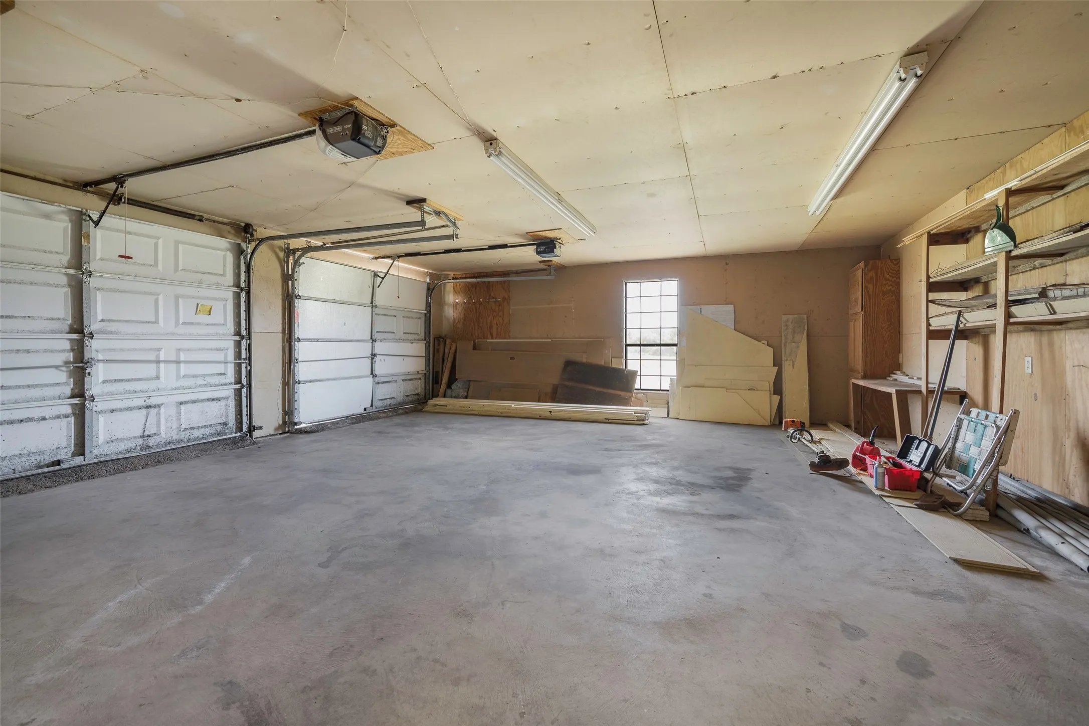 Farm For Sale in Kaufman County , 9830 County Road 4028, Kemp, Texas 75143, 3 Bedroom, 3 Bathroom, 2 Garage spaces, 1,918 Sqft, built in 1900, Preowned, mls#21170816, Real Estate Agent in Kemp, Homes For Sale in Kaufman county, Homes For Sale in Kemp, Realtor in Kemp Texas, Real Estate Brokerage Independent Realty Texas, Luminita Cordes Realtor