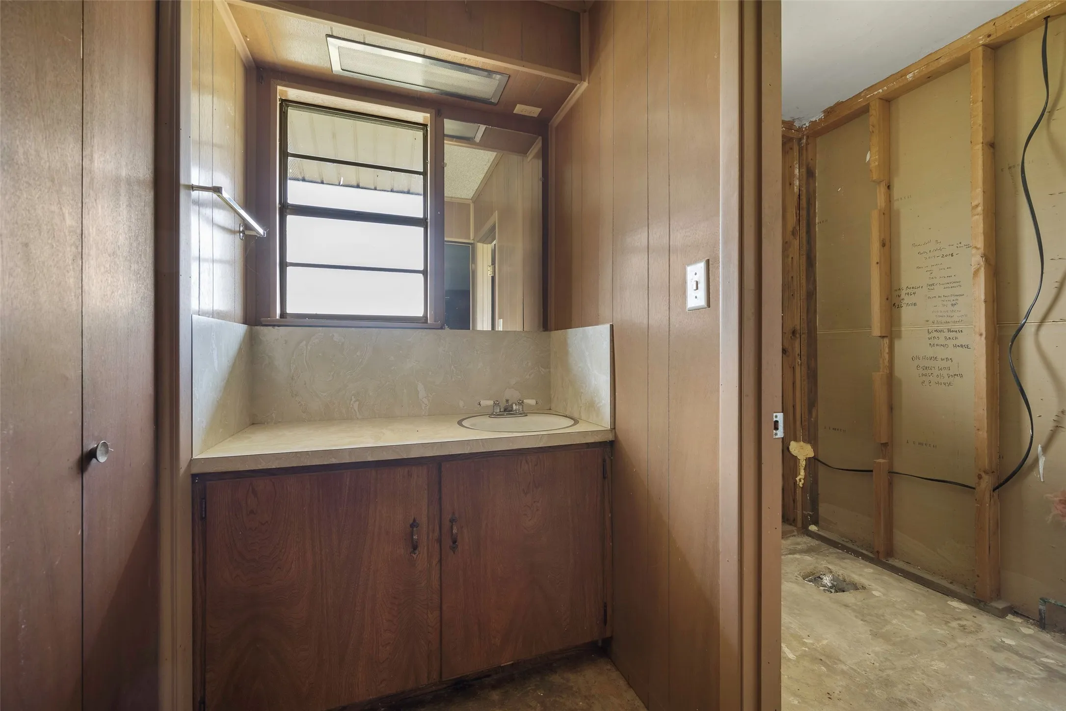 Farm For Sale in Kaufman County , 9830 County Road 4028, Kemp, Texas 75143, 3 Bedroom, 3 Bathroom, 2 Garage spaces, 1,918 Sqft, built in 1900, Preowned, mls#21170816, Real Estate Agent in Kemp, Homes For Sale in Kaufman county, Homes For Sale in Kemp, Realtor in Kemp Texas, Real Estate Brokerage Independent Realty Texas, Luminita Cordes Realtor