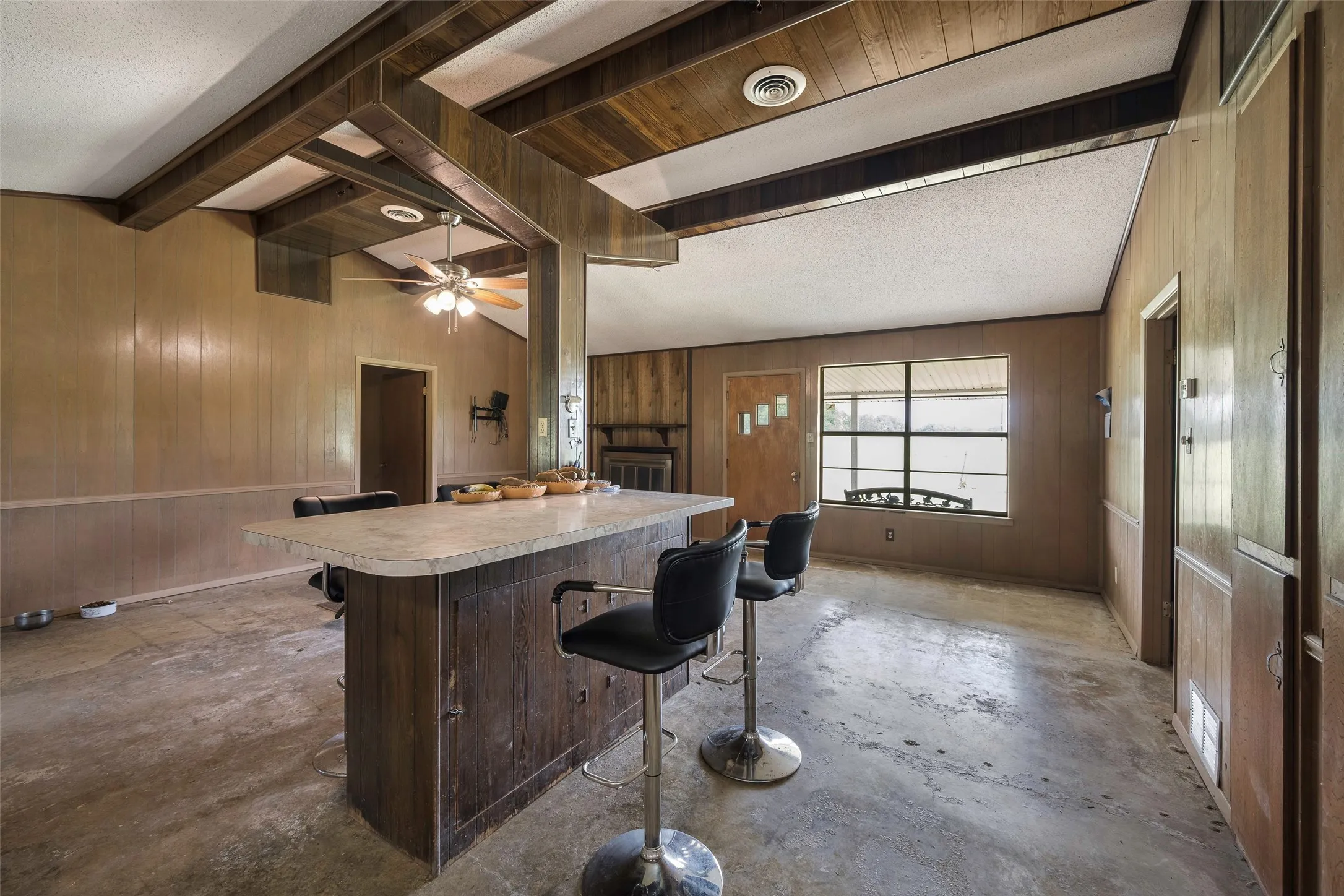 Farm For Sale in Kaufman County , 9830 County Road 4028, Kemp, Texas 75143, 3 Bedroom, 3 Bathroom, 2 Garage spaces, 1,918 Sqft, built in 1900, Preowned, mls#21170816, Real Estate Agent in Kemp, Homes For Sale in Kaufman county, Homes For Sale in Kemp, Realtor in Kemp Texas, Real Estate Brokerage Independent Realty Texas, Luminita Cordes Realtor