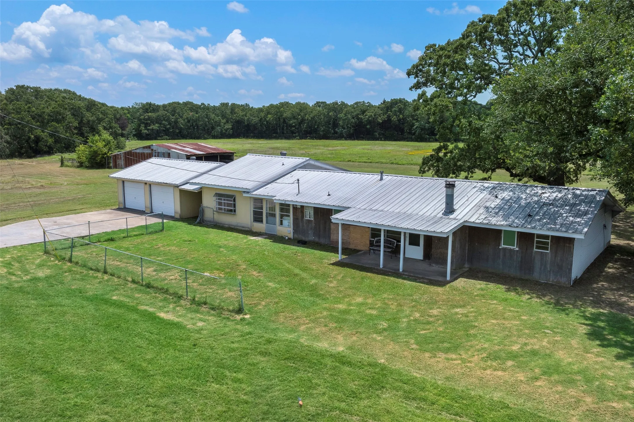 Farm For Sale in Kaufman County , 9830 County Road 4028, Kemp, Texas 75143, 3 Bedroom, 3 Bathroom, 2 Garage spaces, 1,918 Sqft, built in 1900, Preowned, mls#21170816, Real Estate Agent in Kemp, Homes For Sale in Kaufman county, Homes For Sale in Kemp, Realtor in Kemp Texas, Real Estate Brokerage Independent Realty Texas, Luminita Cordes Realtor